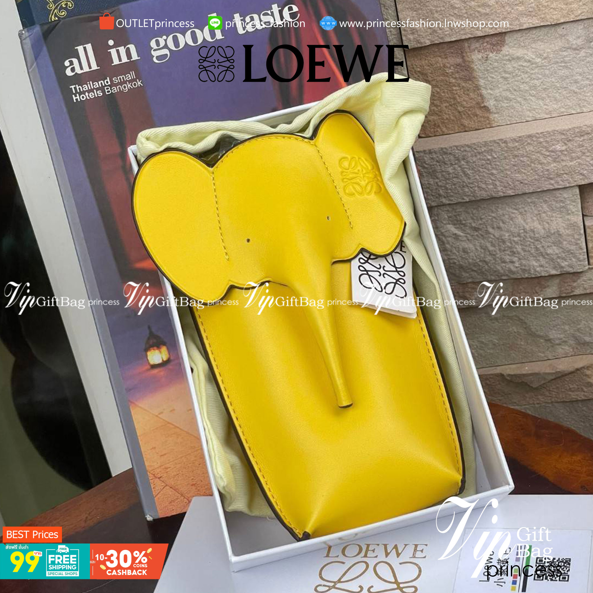 Loewe Leather Elephant Phone Holder แบรนด์หรูจากประเทศสเปนอย่าง โลเอเว่ (LOEWE) หลายๆคนคงนึกถึงกระเป๋ารูปทรงช้างขนาดเล็ก ที่เป็นเหมือนหนึ่งในซิกเนเจอร์ของแบรนด์ มีทั้งแบบสะพายข้าง แบบถือ รวมไปถึงในแบบเครื่องหนังชิ้นเล็กอย่างกระเป๋าใส่มือถือรุ่นนี้ ผลิตจาก