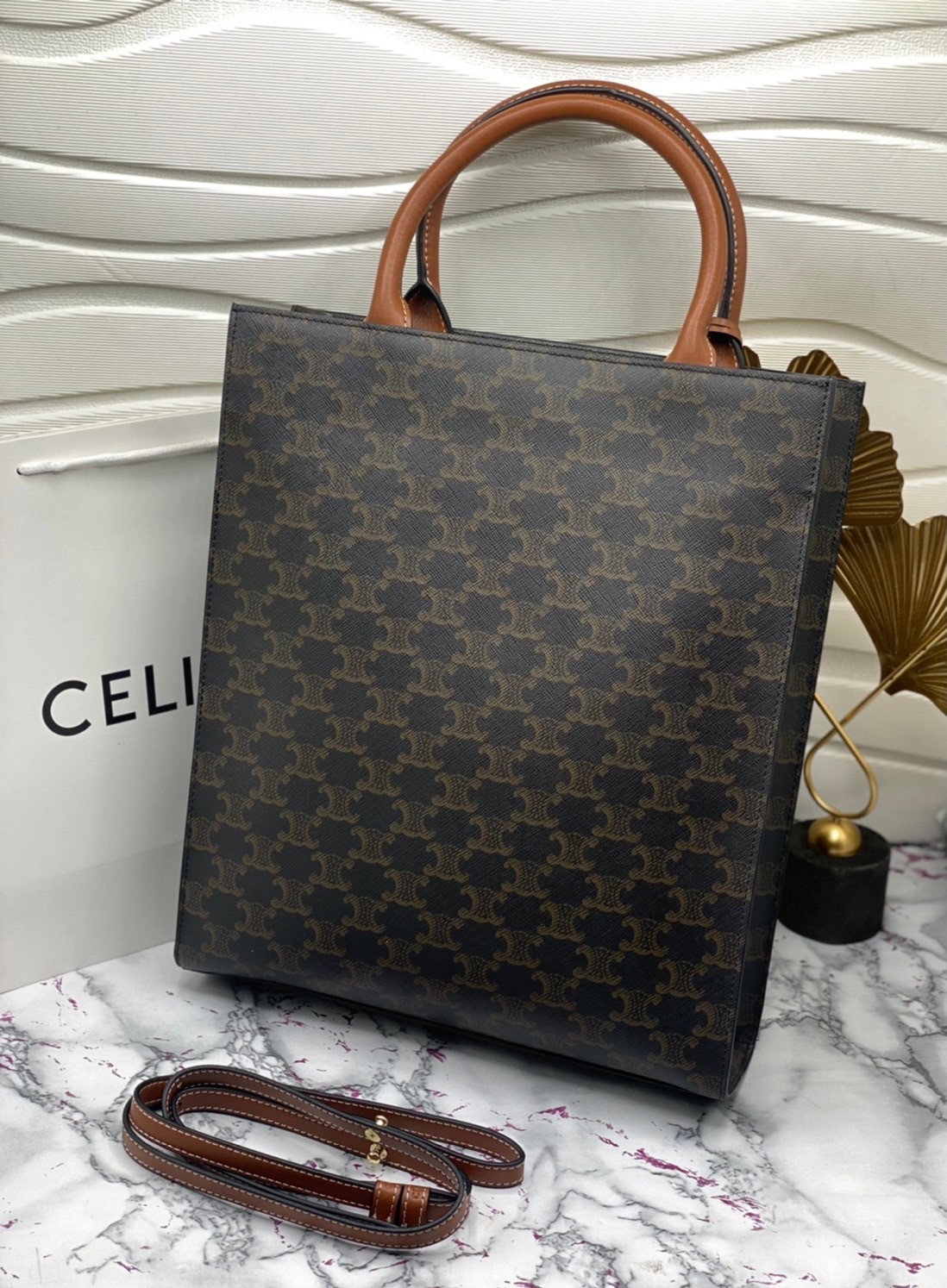 หนังแท้ CELINE SMALL CABAS VERTICAL IN TRIOMPHE CANVAS AND CALFSKIN / CELINE TOTE พร้อมส่งที่ไทย กระเป๋าโท้ททรงตั้ง CABAS TRIOMPHE งานหนังแท้ CALFSKIN ทั้งใบ พร้อมหูหิ้วสองข้างและสายสะพายหนังแบบถอดได้ ภาพสินค้าถ่ายจากงานขายจริง ใช้งานต่างประเทศได้