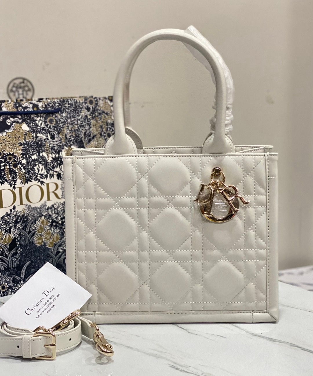 พร้อมส่ง 4 สี Small Dior Book Tote Macrocannage / DIOR TOTE BAG กระเป๋าทรงโท้ท เกรดออริ สลับแท้ 1:1 ใช้ต่างประเทศได้