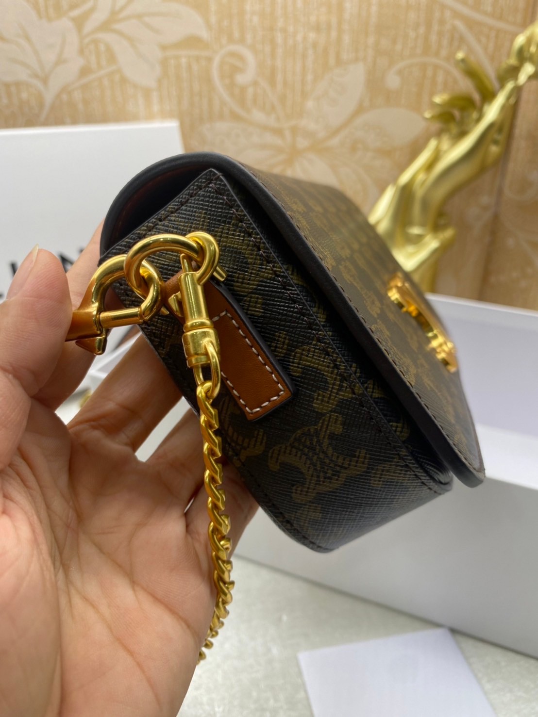 20cm CELINE SHOULDER BAG TRAPEZE IN SHINY CALFSKIN / CELINE POCHETTE BAG / CELINE TRIOMPHE BAG small รุ่นใหม่ล่าสุด ไม่มีไม่ได้เลยกับไอเท็มสุดคลาสสิค กระเป๋าสะพาย ทรงพอชสวยอยู่ทรง ดูดี ดูแพง สายถอดได้ ใช้งานสะดวก