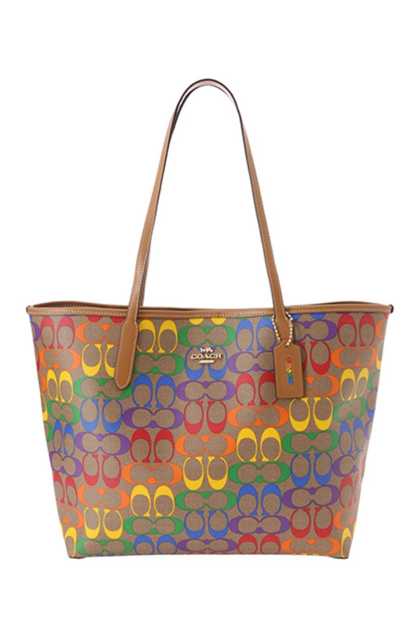 COACH CITY TOTE IN RAINBOW SIGNATURE CANVAS C4181 กระเป๋าสะพายข้างทรงโท้ทใบใหญ่ หนังลาย C สกรีนลายโค้ช รุ่นนี้ ปากกระเป๋าไม่มีชิป มีกระดุม แม่เหล็ก ด้านในมีช่องซิปไว้ใส่กระเป๋าเงินได้คะ เป็น รุ่นยอดนิยมคะ จุของได้เยอะมาก