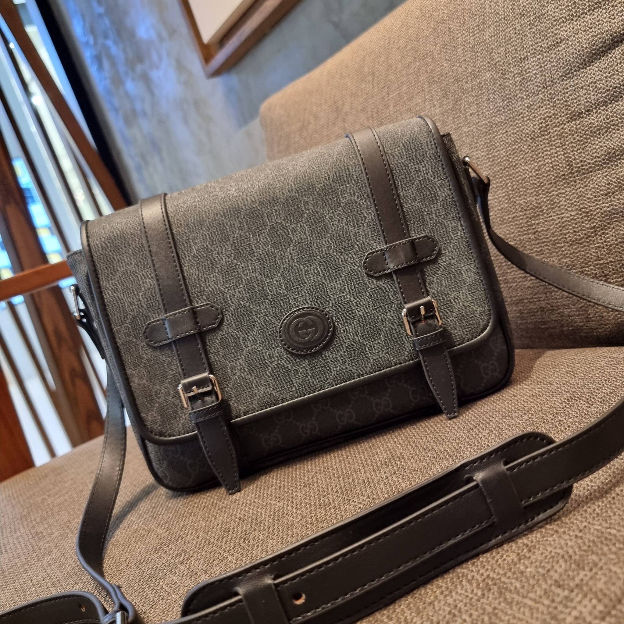 Gucci GG Supreme messenger bag GC MESSENGER VINTAGE BAG กระเป๋าสะพายข้างทรงแมสเซนเจอร์ ย้อนยุค ลุคผู้ดีแบบลูกคุณ ดีไซน์ unisex ใช้ได้ทั้งชายและหญิง พรีเมี่ยมกิ๊ฟวีไอพี วัสดุหนังแคนวาส ใช้งานง่ายด้วยฝาเปิดกระดุมแม่เหล็ก ด้านหลังมีช่องเก็บของจุกจิกได้ ภายใน