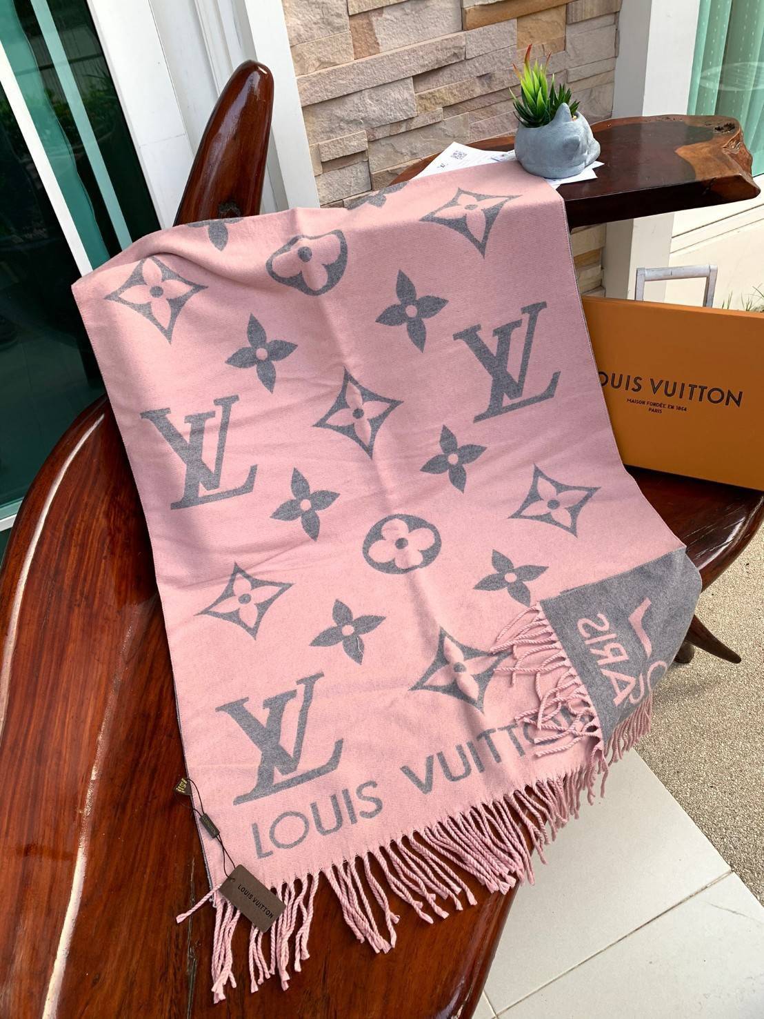 Louis Vuitton Women’s Scarves Accessories อีกหนึ่งแบรนด์ดังจากปารีส ด้วยงานพรีเมี่ยมกิ้ฟสีพาสเทล เพื่อส่งมอบความรู้สึกดีๆให้กับคนที่คุณรัก ในรูปแบบผ้าพันคอและผ้าคุมไหล่ผืนใหญ่ให้ความอบอุ่น ถักทอด้วยผ้าcashmere ผ้าเนื้อดี สัมผัสนุ่มมือ ทอลายในตัว สีและลายค