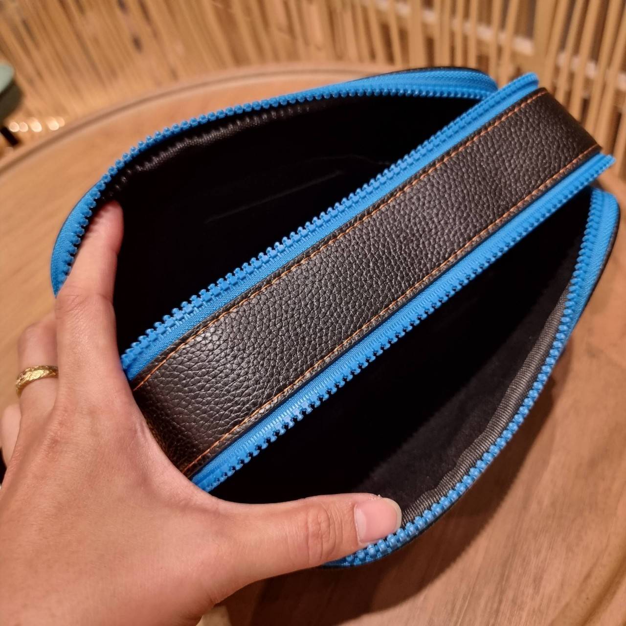 COACH C4027 COACH x PEANUTS GRAHAM CROSSBODY IN SIGNATURE CANVAS WITH SNOOPY จัดให้อีกไอเท็มจ้า สำหรับสาวกสนูปพีโดยเฉพาะ กระเป๋าครอสบอดี้ทรงยอดฮิต รุ่นนี้สามารถใช้ยูนิเซ็กส์ได้เลย สาวๆหนุ่มๆได้หมดไม่เกี่ยง!! รูปทรงดีไซน์คลาสสิค โดดเด่นด้วยตัว C ตกแต่งตัวใ