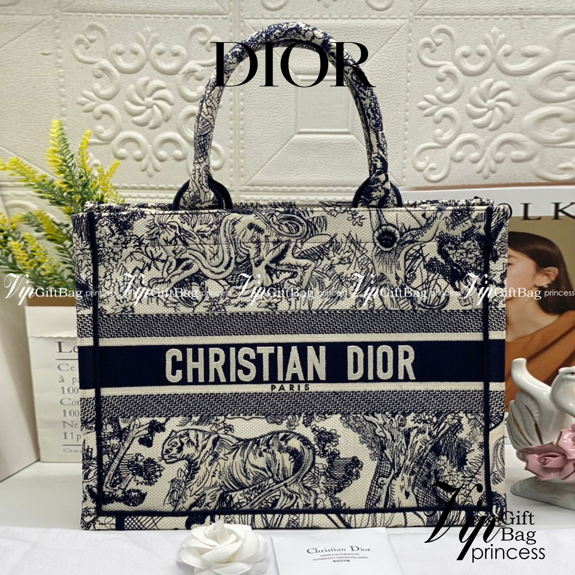 CHRISTIAN MEDIUM DIOR BOOK TOTE เอกลักษณ์ของความหรู เป็นทางช็อปปิ้งBag ที่ต้องมี ภายในโล่งกว้างมาก ใส่ของแบบแน่นๆ จุๆไปได้เลย น้ำหนักเบาสบาย งานออริปักขึ้นรูปสวยมาก มี code stamp พร้อมส่งที่ไทย ภาพสินค้าถ่ายจากงานขายจริง ใช้งานต่างประเทศได้ค่ะ