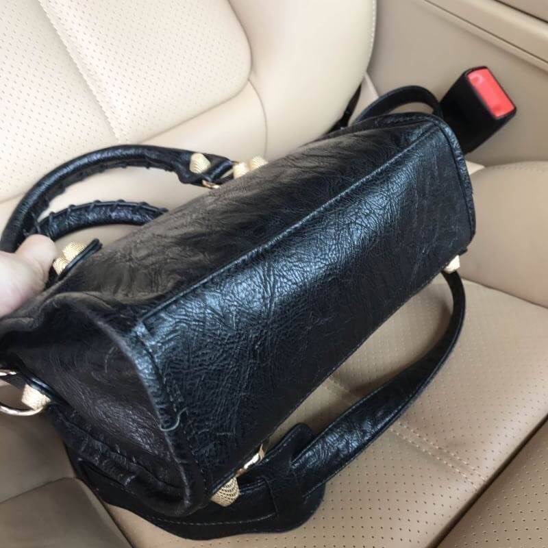 ❤️ กระเป๋าทรงสุด ฮิตจาก Massimo Dutti ขนาดมินิ สะพายแล้ว ได้ look cool มากค่า รับประกันเลย ภายในมีช่องแยกเก็บเป็นสัดส่วนดีคะ น้ำหนักเบา จุของได้คุ้มคะ มีสายยาวให้ ถือ/สะพายได้เลยคะ ใบนี้ แม่ค้าแนะนำเลย ใช้ได้ทุกโอกาส จริงๆ คะ