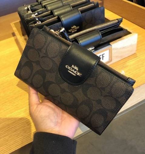 พร้อมส่งครบ 5 สี กระเป๋าสตางค์ที่สาวๆต้องมีติดตัวค่าา😘 COACH TECH WALLET IN COLORBLOCK SIGNATURE ((C2874)) ✔️กระเป๋าเงินใบยาว หนังแท้ พร้อมสายคล้องมือในตัวค่ะ ✔️เปิดปิดด้านหน้าแบบฝากระดุม ภายในมีช่องใส่ธนบัตร2ช่อง ;สามารถใส่มือถือ ip