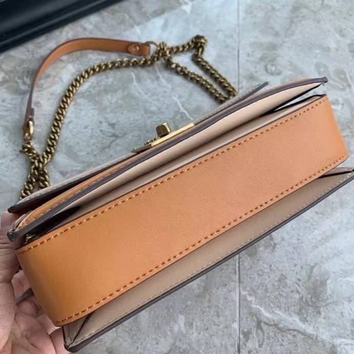 COACH HUTTON SHOULDER BAG IN SIGNATURE CANVAS sold out ไปกันทั่วหน้าในหลายประเทศ กับกระเป๋าสะพายที่สุดของความหรู ดีไซน์คลาสสิควินเทจ ลูกเล่นสีแทนสนิมตัดกับอะไหล่สีทองเหลืองดูย้อนยุคและหรูหรา วัสดุหนังแคนวาสสลับหนังแท้ สายสะพายโซ่สลับหนัง ปรับสะพายได้ 2 แบ