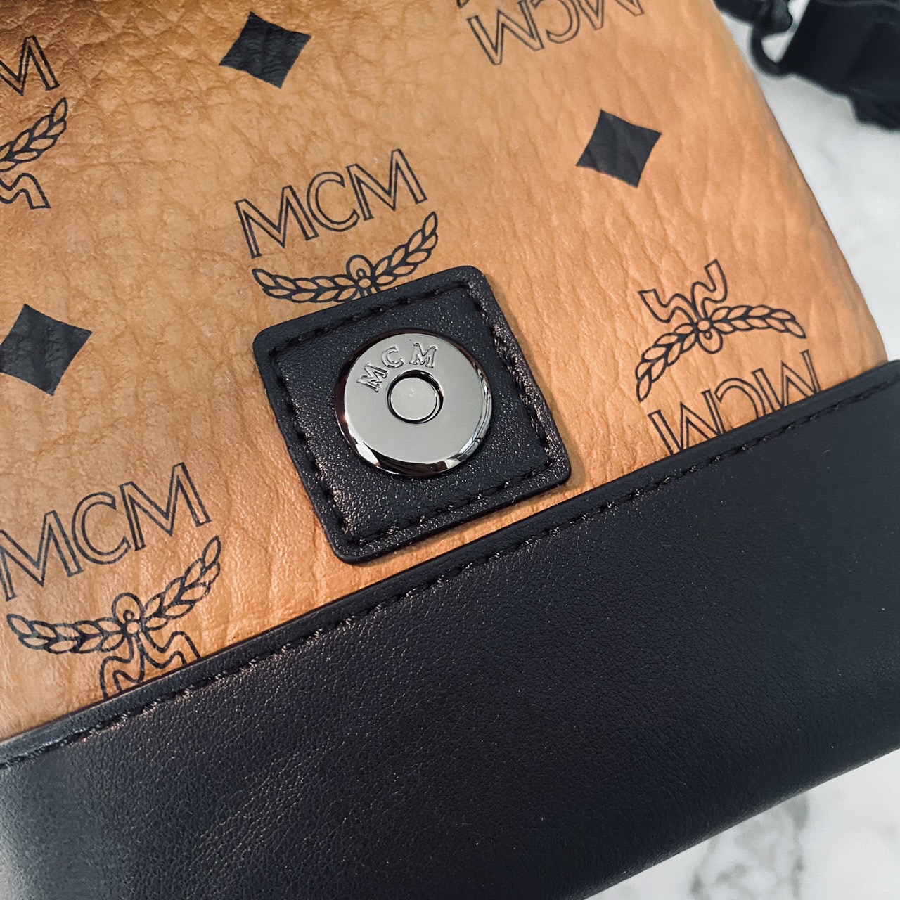 M.C.M Small Aren N/S Crossbody in Visetos Cognac คอลใหม่เอาใจหนุ่มๆ สั่งก่อนหล่อก่อนน้าา!! กับกระเป๋าสะพายข้างสุดชิค ที่ดูดีมีเสน่ห์มากๆ เห็นแล้วก็ต้องหลงแน่นอน