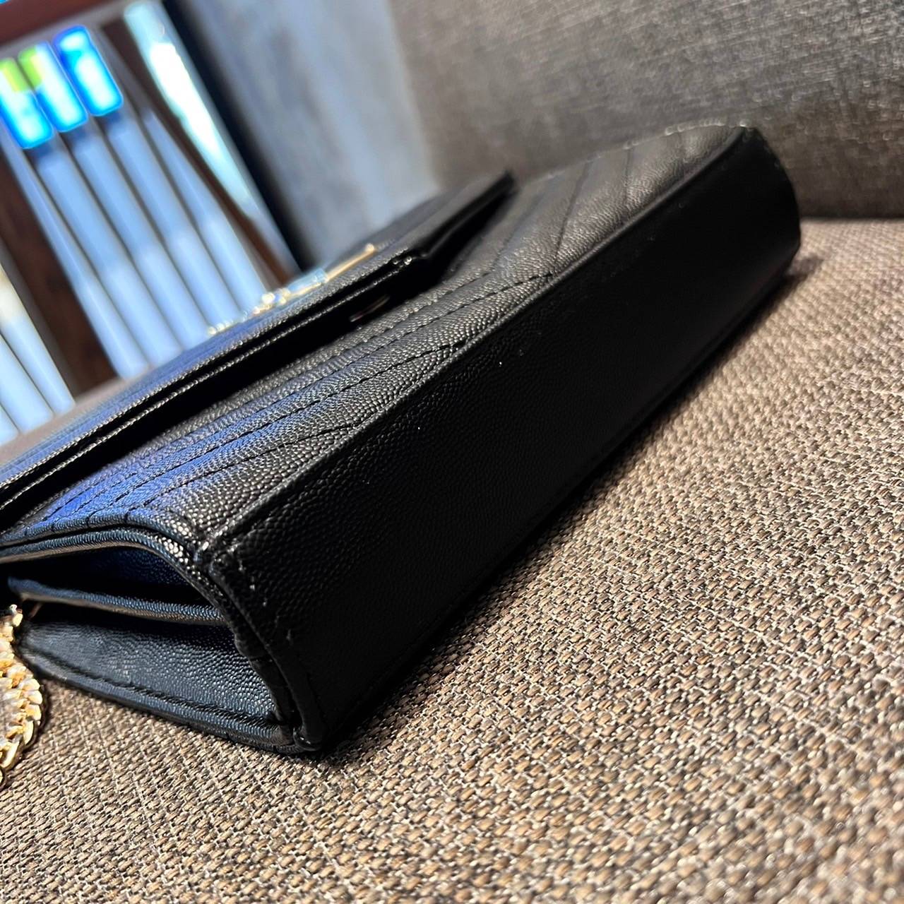 ไม่เคยผิดหวังจริงๆ!! กับรุ่นที่สาวๆรู้กัน Yves Saint laurent clutch bag with chain กระเป๋าสะพายทรง woc สุดฮอต ดีไซน์เรียบหรู โดดเด่นด้วยโลโก้ด้านหน้า เพิ่มดีเทลความผู้ดี วัสดุหนัง pepble ทนทาน ใช้งานง่ายเพียงแค่เปิด-ปิดด้วยกระดุมแม่เหล็ก ภายในแบ่งสัดส่วนไ