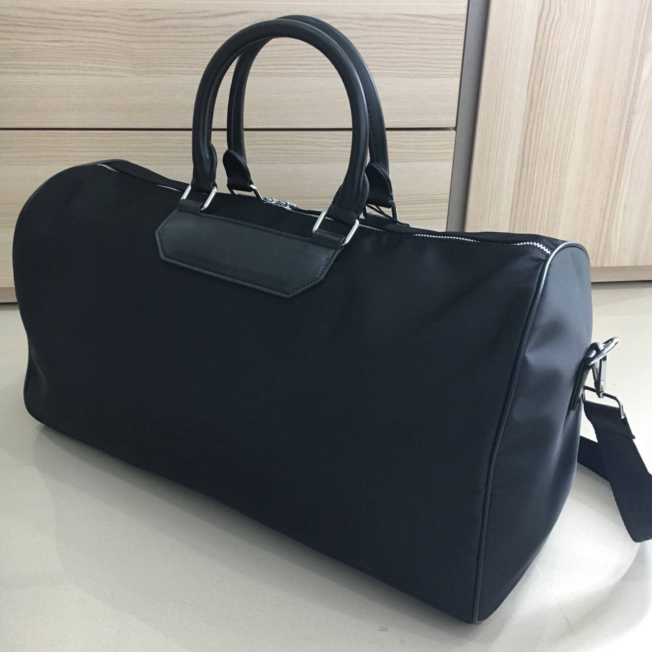 New arrival ! ของมันต้องมี♡ มาใหม่กับ กระเป๋าทรง Travel Bag ใส่ของได้เยอะมาก ไปต่างประเทศได้สบายคะ หมดห่วง **ผู้หญิงทุกคนต้องมี ตัวกระเป๋าทำจากผ้า Nylon อย่างดี สามารถกันน้ำได้ ทรงสวยมากคะ มีความอยู่ทรงในระดับนึง ด้านหน้ามีโลโก้สวยงาม อะไหล่เงินทั้