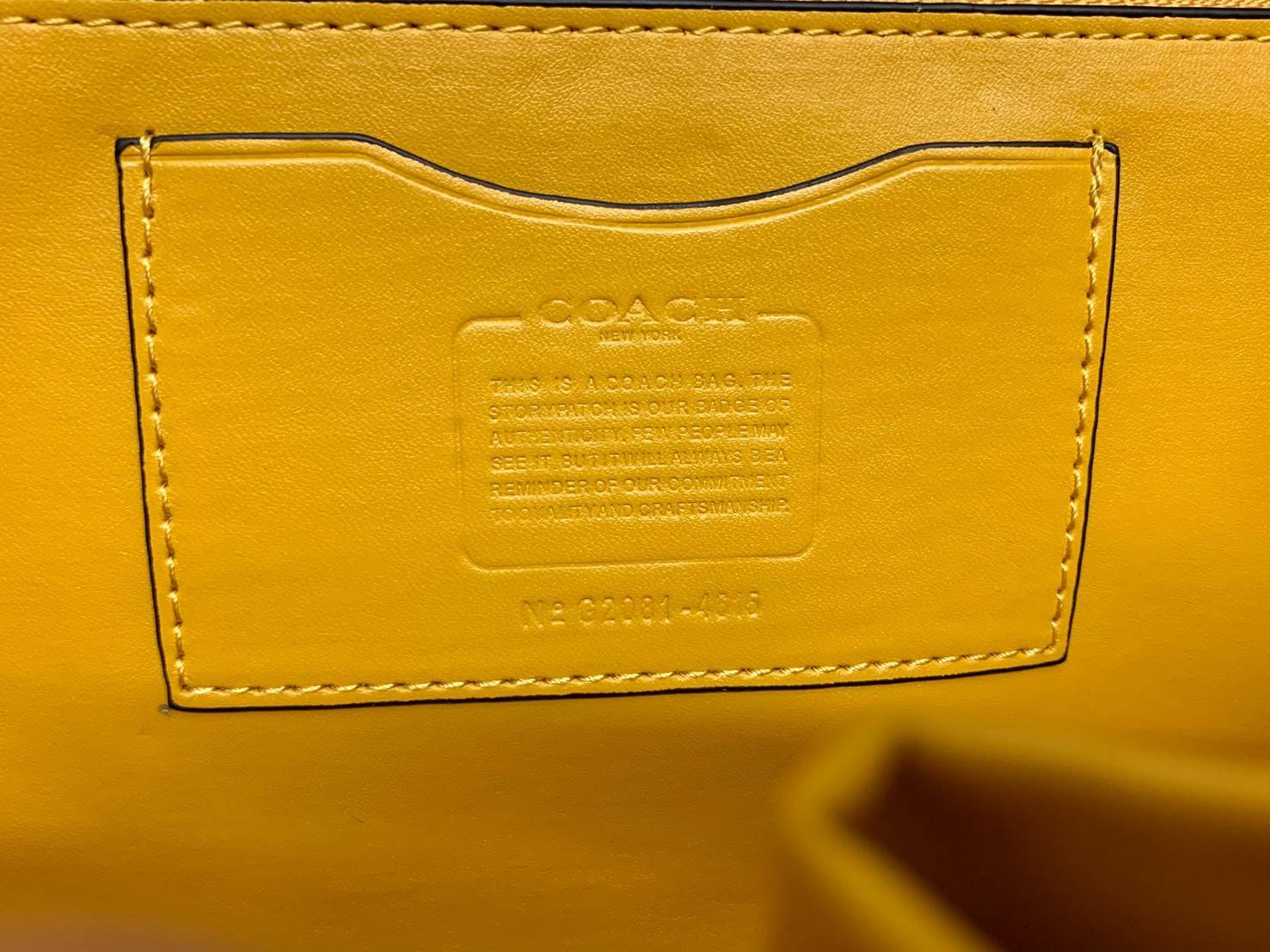 COACH ALIE SHOULDER BAG ((4615)) กระเป๋าสะพายข้างหรือสามารถทบสายกันเพื่อคล้องไหล่ได้ค่ะ วัสดุหนังแท้ หนังนิ่มสวยงามมากๆค่ะ ด้านหน้าเป็นแผ่นโลหะแบรนด์ดูหรูทีเดียว เปิดปิดกระเป๋าแบบกดล็อค ภายในแบ่งช่องหลักหนึ่งช่องค่อนข้างกว้างใส่มือถือได้ทุกรุ่น;กระเป๋าเงิ
