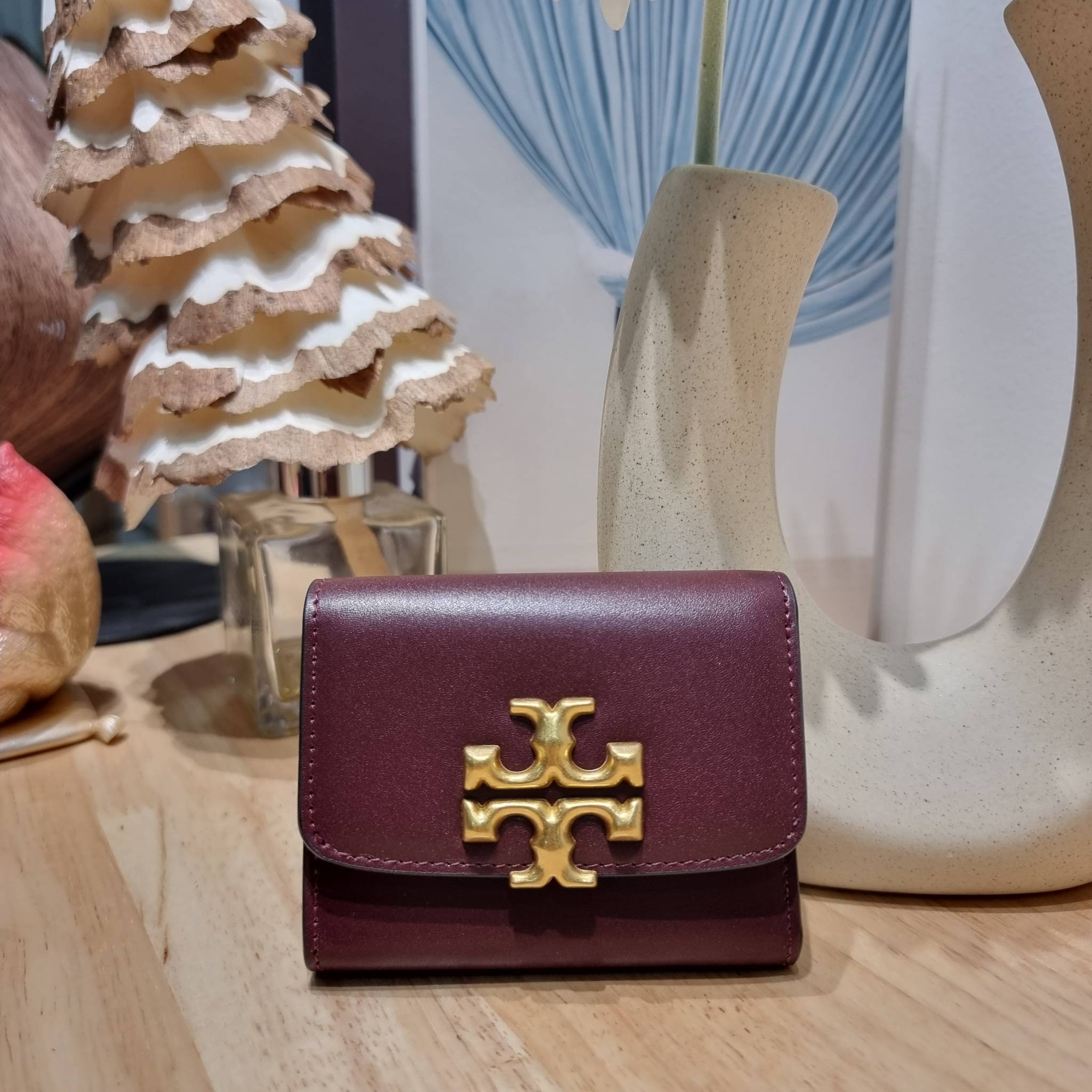Tory wallet bag / TORY BURCH ELEANOR COMPACT WALLET กระเป๋าสตางค์ใบสั้นรุ่นขายดี แบบพับ ตัวมัมตัวแม่มากๆ ดูหรูหราทุกสี ดีไซน์คลาสสิค ขนาดกำลังพอเหมาะ โดดเด่นด้วยโลโก้สีทองดูแพง