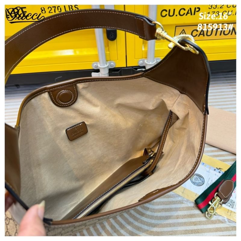 GUCCI B shoulder bag กระเป๋าสะพายไหล่รุ่นใหม่ล่าสุด ใบใหญ่จุของได้เยอะจุใจ เอาใจสายแบกแต่ยังคงความหรูมีสไตส์ในตัว ใช้ได้ทั้งชายหญิง ใบจริงสวยมาก คุ้มค่าที่สุด