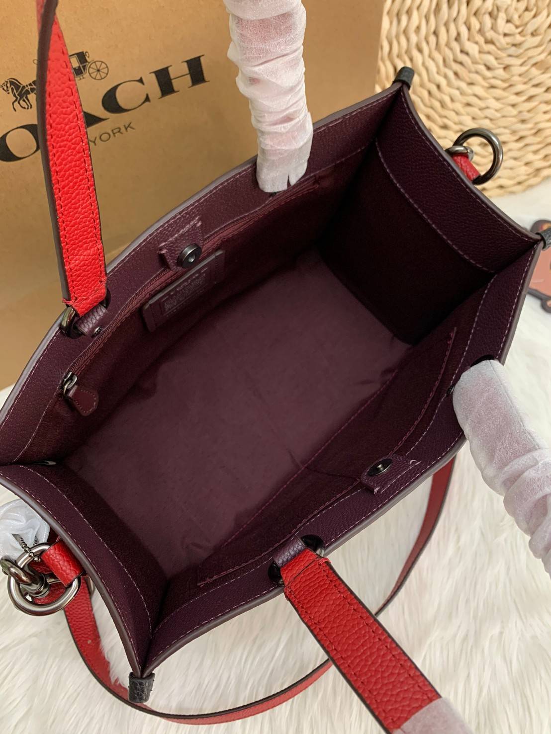 พร้อมส่ง 4ลาย 🌈ไม่มีในช๊อปไทยจร้าา😘 COACH DEMPSEY CARRYALL IN SIGNATURE JACQUARD WITH STRIPE AND COACH PATCH (C2826,C1527,C4113) พร้อมส่งความสวย! คุณภาพจัดเต็มค่ะ กระเป๋าทรงTote วัสดุ Jackquard+หนังแท้ ได้ลงตัวสวยงาม ด้านหน้ามีโลโก้แบรนด์ว