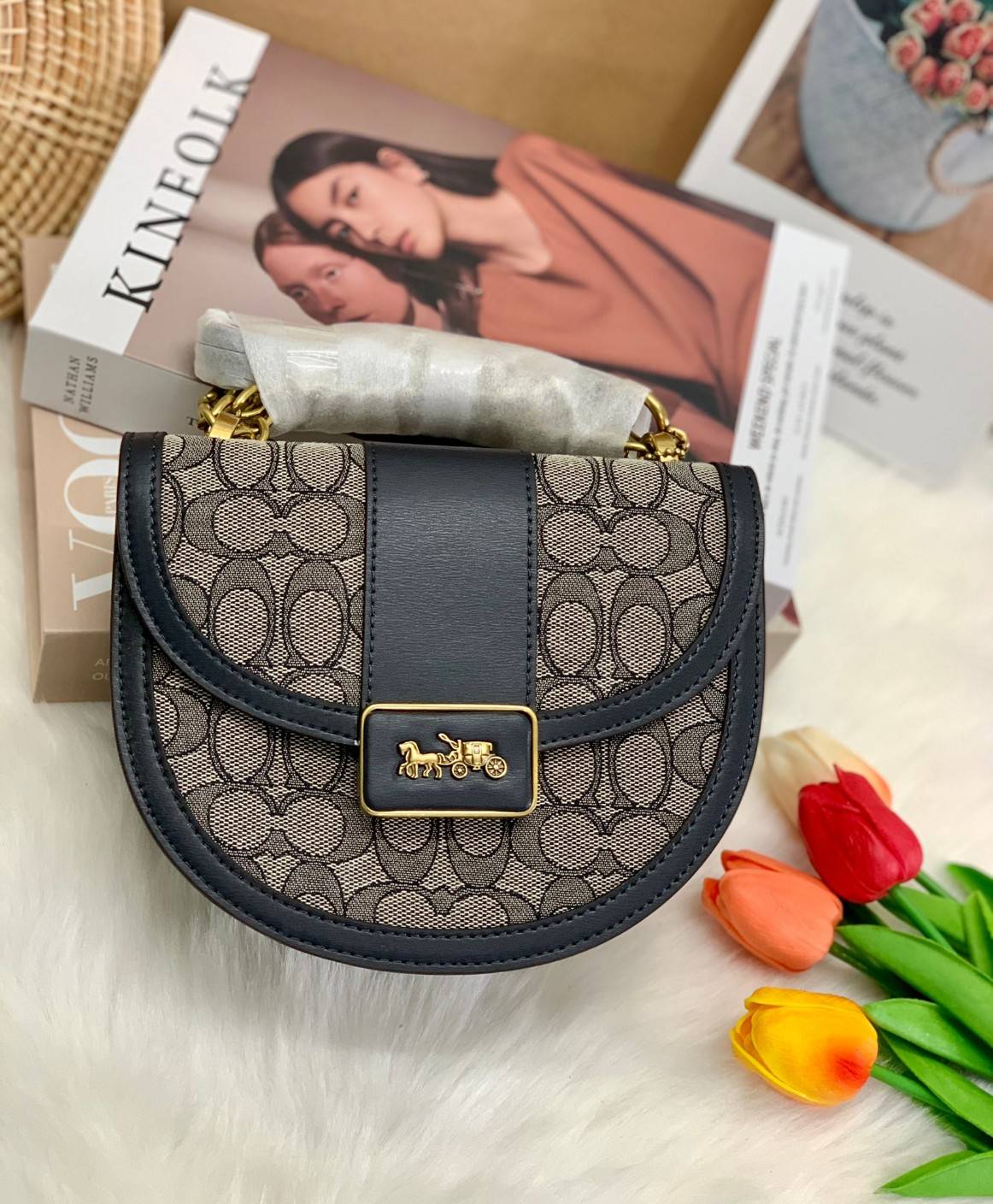 COACH ALIE SADDLE BAG IN SIGNATURE JACQUARD (C4694//C3464) New item!! กระเป๋าสะพายทรง saddle ดีไซน์วินเทจย้อนยุค แฝงความหรูในตัวด้วยอะไหล่สีทองเหลือง โดดเด่นไม่ซ้ำใครแน่นอน วัสดุผ้า jacquard สลับหนังแท้ ภายในเป็นช่องโล่ง มาพร้อมสายสะพายครอสบอดี้ ที่สามารถ