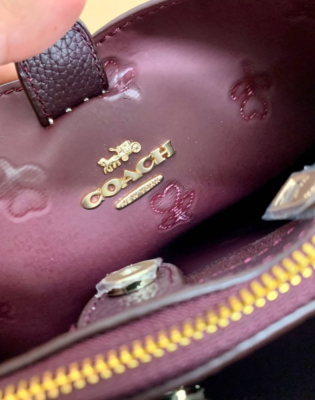 COACH SMALL TOWN BUCKET BAG WITH HEART FLORAL PRINT ((C2811)) 💐พร้อมส่งสินค้าห้ามพลาดค่ะ! กระเป๋าหิ้ว//คล้องไหล่//สะพายครอสบอดี้ร์ได้ ใบเดียวเอาอยู่จร้า😘 หนังแท้โดดเด่นด้วยดอกหัวใจนูนสลับวิ้งๆ ได้สวยงามน่ารักมากๆค่ะ