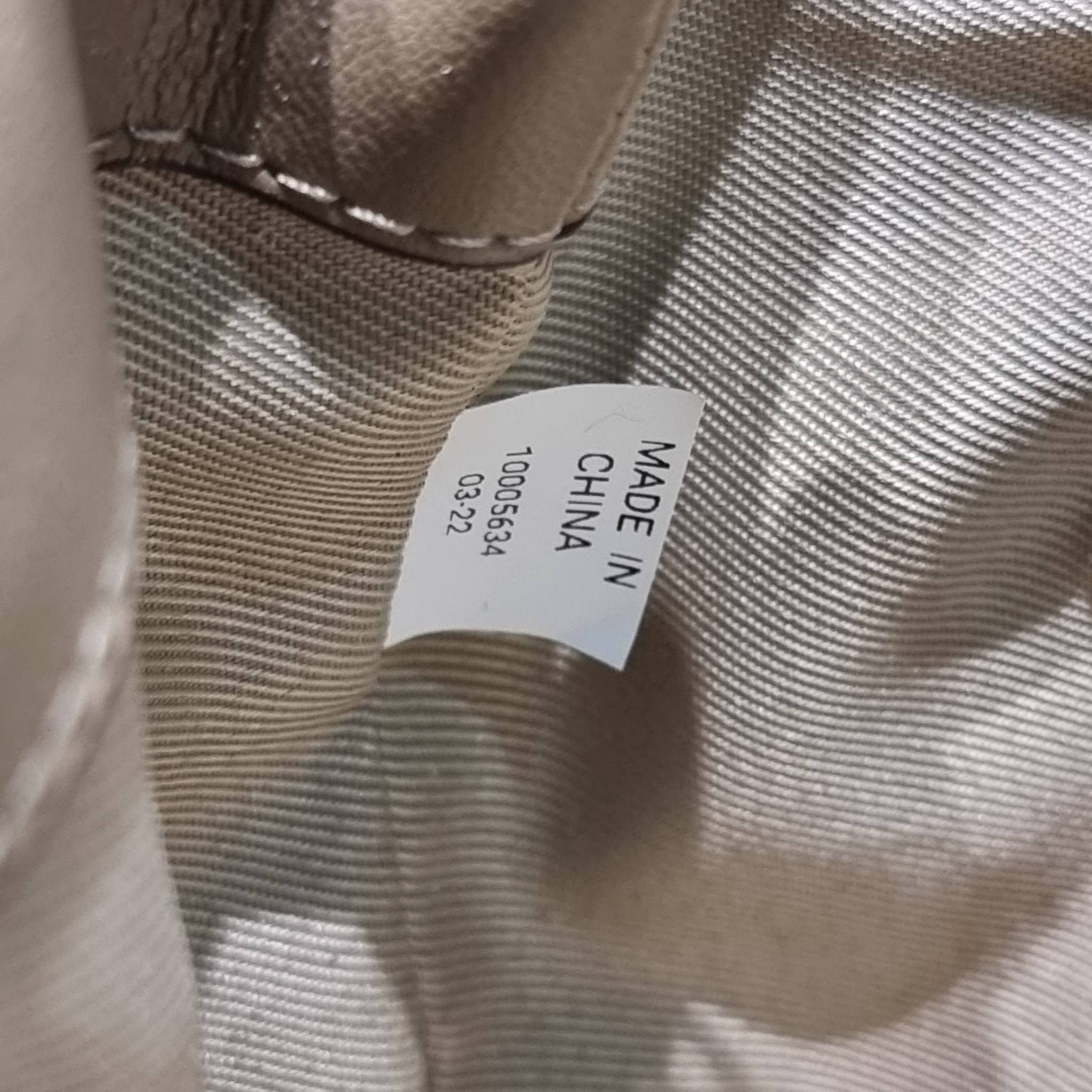 TORY BURCH FLEMING SOFT CONVERTIBLE SHOULDER BAG รุ่นหายาก กับดีไซน์ใหม่ล่าสุด มาพร้อมเสิร์ฟความสวยถึงบ้านไปเลย กับกระเป๋าสะพายไหล่ขนาดกำลังสวย หนังแท้นิ่มเต็มใบ สัมผัสสบายมือ