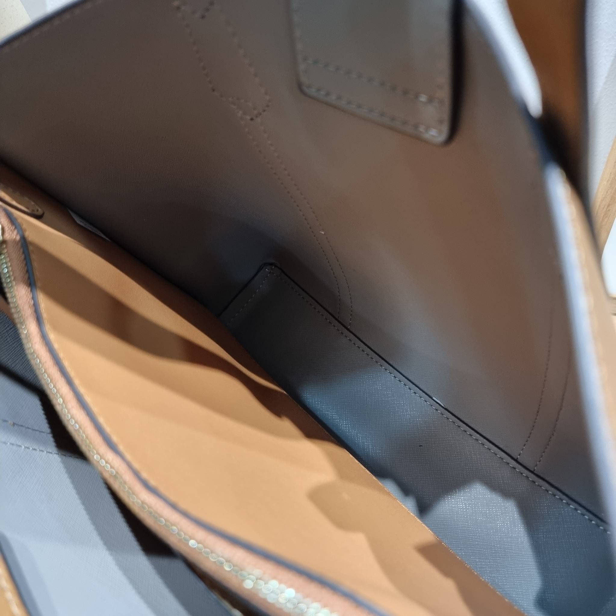 TORY BURCH PERRY SMALL TRIPLE COMPARTMENT TOTE BAG กระเป๋าโท้ทขนาดเล็ก รุ่นขายดี ทรงสวย ดีไซน์ออกมาให้ใช้งานได้ทุกลุค ทุกโอกาส