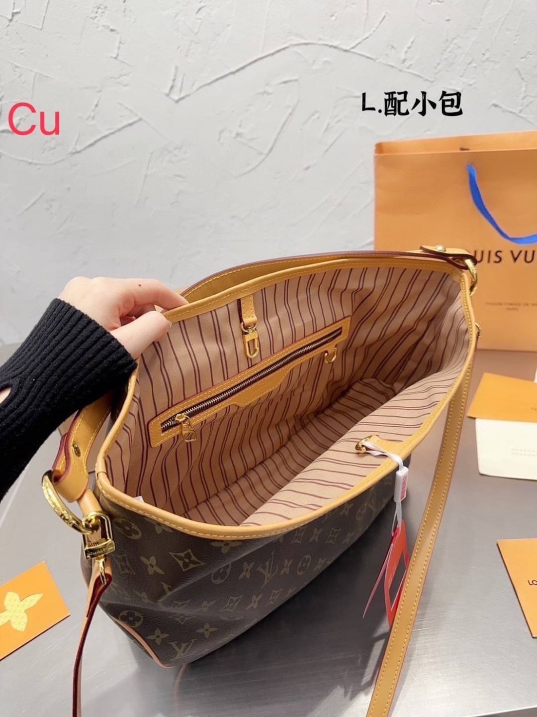 LV Monogram Delight Canvas Tote Bag กระเป๋าทรงโท้ทใบใหญ่ เอาใจสายแบกที่แท้ทรู จุของได้เยอะจุใจ แต่ยังคงความสวยคลาสสิกไม่มีเอาท์ เป็นใบโปรดที่หยิบใช้ได้บ่อย ตอบโจทย์ของใช้จริงจังทุกสิ่งอย่าง