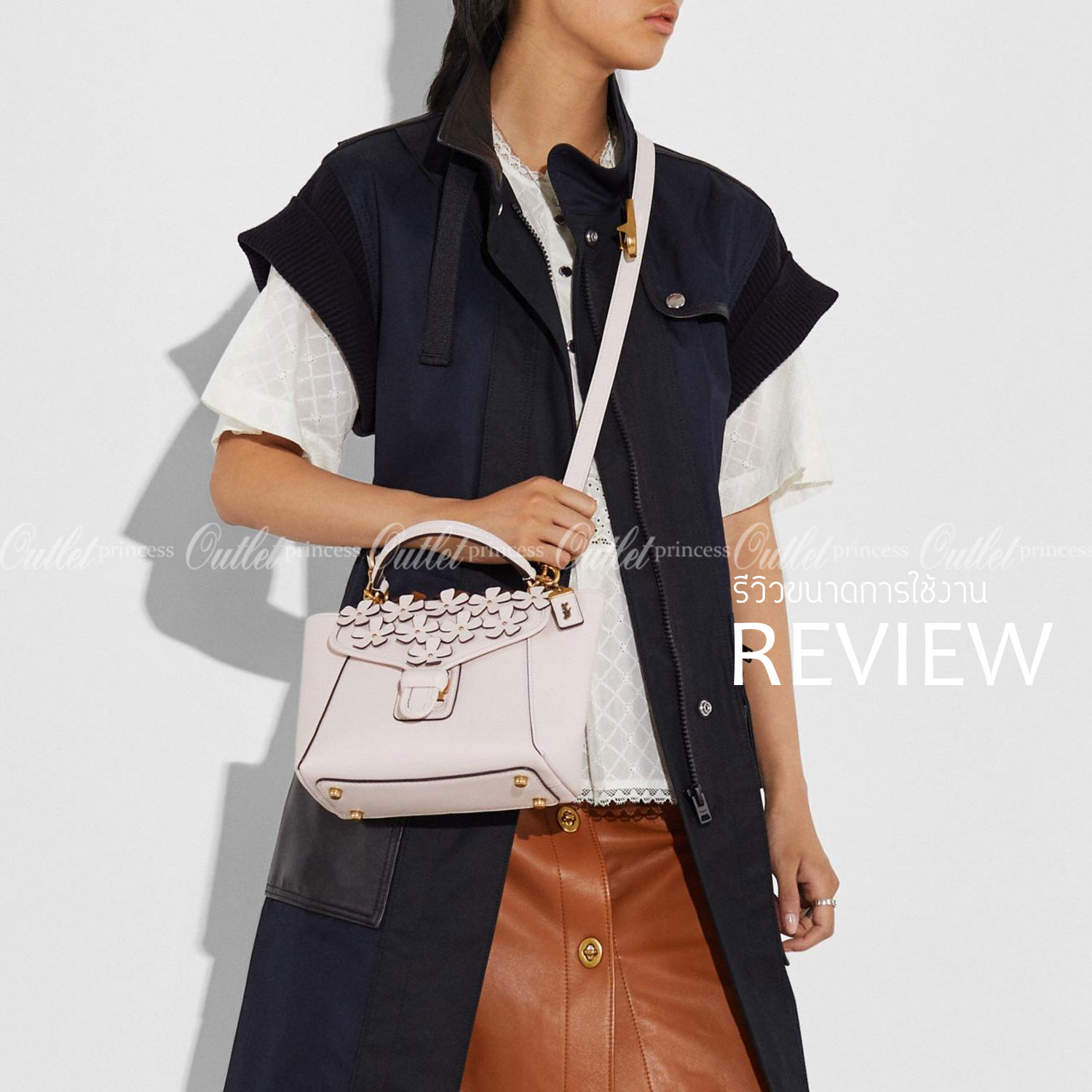 Coach Courier Carryall 23 With Floral Applique สินค้าใหม่ทรงน่ารัก ใช้แล้วดูแพงมากกก มีช่องใส่ขนาดกว้าง ใส่ของได้จำนวนมาก แถมยังสามารถถือเก๋ๆ แบบคุณนาย พร้อมทั้งสะพายเป็น crossbody ก็ได้ โดดเด่นด้วยสีส้น ดูเก๋ไม่เหมือนใครจิงๆ เปิดปิดด้วยกระดุมหมุน ใช้แล้ว