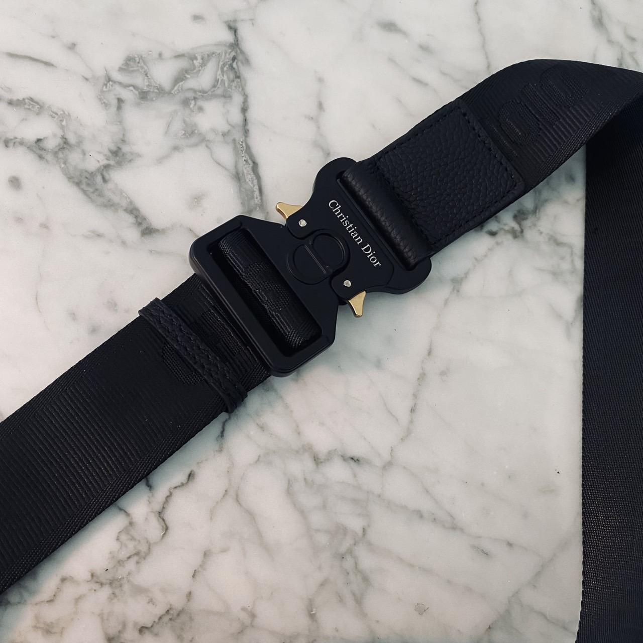 DIOR Saddle bag Oblique jacquard fabric in beige and black กระเป๋าคาดอกดิออร์ รุ่นยอดนิยมที่หนุ่มๆ ใช้งานได้แบบคุ้มๆ ดีไซส์สวยคมเรียบหรูตามแบบฉบับแบรนด์