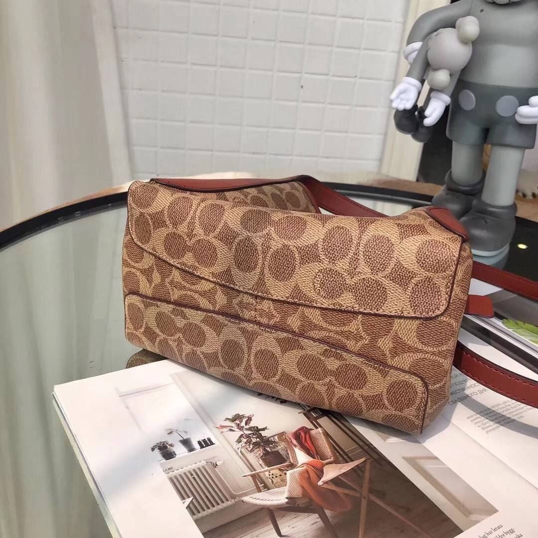 COACH HADLEY HOBO signature canvas กระเป๋าถือหรือสะพายข้าง เรียบหรู ลาย signature brand ปรับเปลี่ยนได้ 2 ทรง เปิด-ปิด กระดุมแม่เหล็ก พร้อมตะขอเกี่ยว ภายในกว้าง จุของได้เยอะ มีสายสะพายยาวถอดได้ ปรับระดับได้ค่ะ สวยหรูดูดี ใบนี้ไม่ควรพลาดค่า