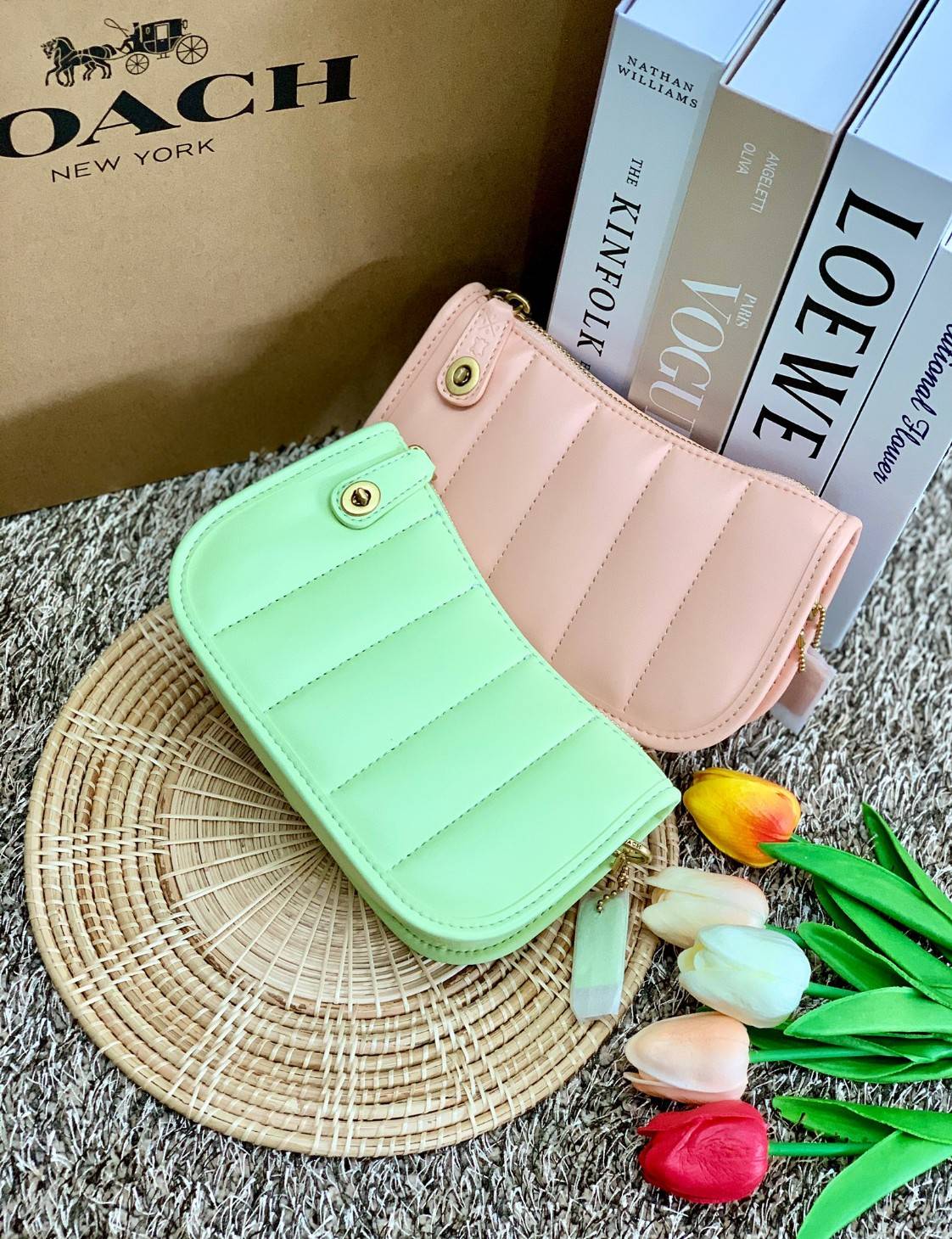 COACH SWINGER 20 WITH QUILTING ((C3490)) พร้อมส่งที่ไทย ออกใหม่ล่าสุดค่ะ! กระเป๋าหิ้วหรือคล้องไหล่ ใบขนาดกระทัดรัด หนัง Nappa แบบนวมล่าสุดค่ะ! เปิดปิดกระเป๋าแบบหมุนล็อค ภายในสามารถใส่มือถือได้;กระเป๋าเงินใบสั้นได้;พาสปอร์ตได้;พร้อมช่องเสียบบัตรได้อีกสามช่