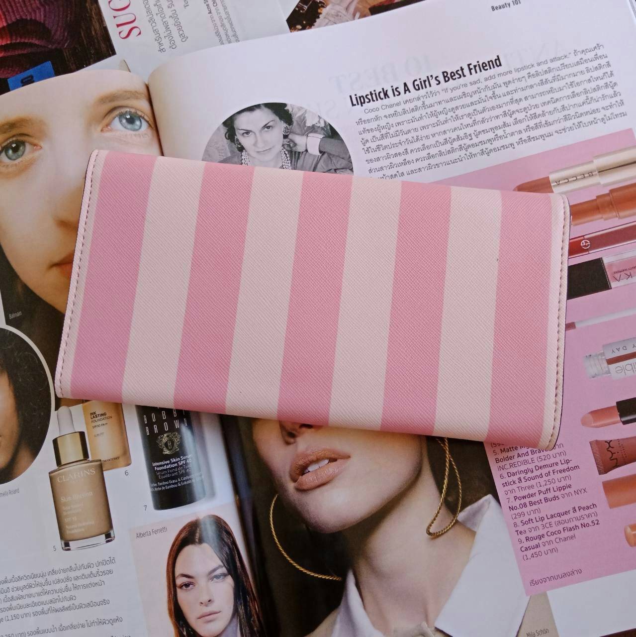 กระเป๋าสตางค์ลาย signature จากแบรนด์ฮิตอย่าง Victoria Secret โทนสีชมพู ขนาดกะทัดรัด เปิดปิดด้วยฝาพับกระดุม แบบสามตอน ด้านในมีช่องใส่ธนบัตรยาวได้ ใส่บัตรหลายช่อง แถมยังมีช่องซิปใหญ่อีกหนึ่งช่อง เพิ่มความเก๋ด้วยช่องใส่รูปตรงกลาง สวยครบจบทุกฟังค์ชั่น ให้เป็น