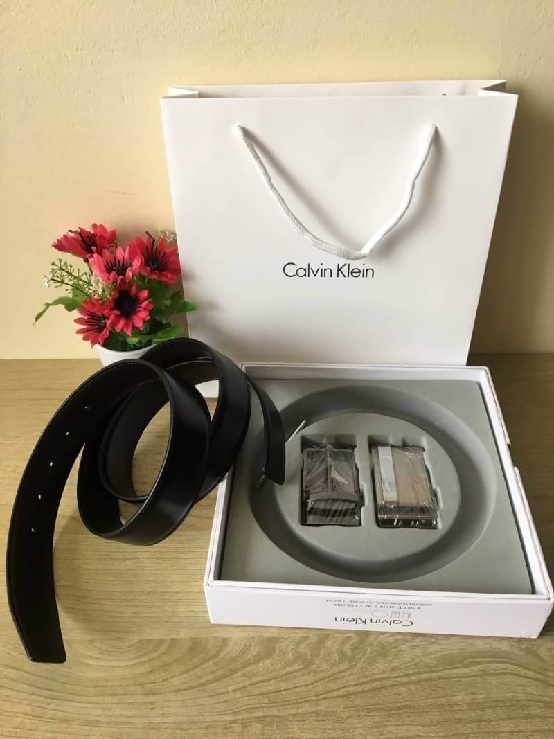 Calvin Klein 3 Piece Men' Belt เข็มขัดสำหรับคุณสุภาพบุรุษ ที่พร้อมจะมอบสไตล์ที่ดูดีแบบคลาสสิกให้กับคุณได้อย่างลงตัว สามารถปรัยขนาดตามไซส์ของเอว มาพร้อมโลโก้แบรนด์ที่หัวตะขอซึ่งมีมาให้เลือก 2 แบบ ถอดเปลี่ยนสลับได้ สีของสายเข็มขัดด้านนึงเป็นสีดำ อีกด้า