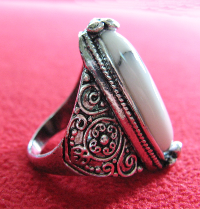 สินค้าหมดค่ะ แหวนหินฮาวไลท์สีขาว โรเดียมสีเงิน(มีเหตุผลและอดทน)แบบ1ค่ะ