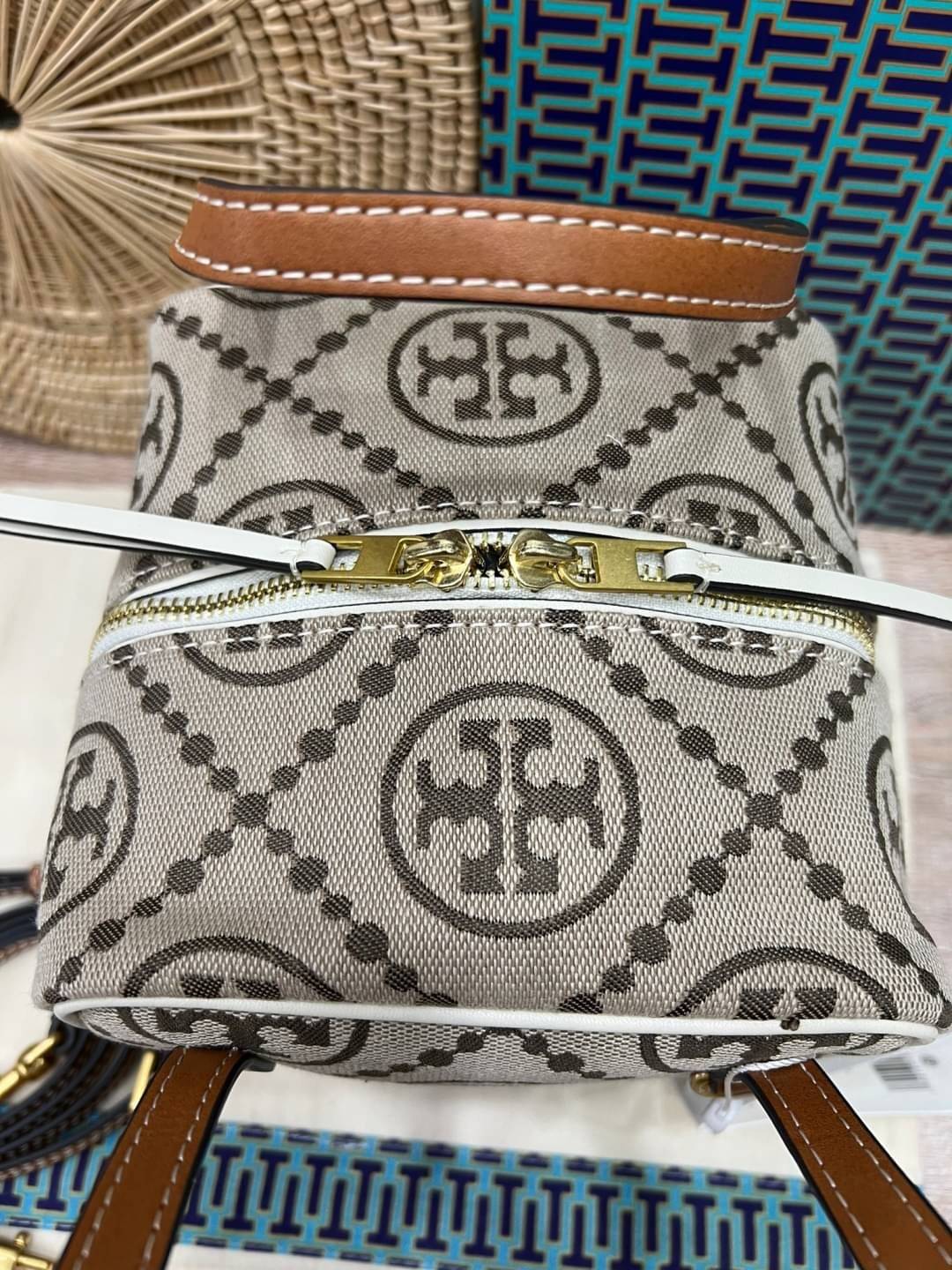 TORY BURCH T MONOGRAM JACQUARD CUBE BAG 🎁พร้อมส่งที่ไทยใหม่ล่าสุด! ปีใหม่นี้เราต้องมีกระเป๋าสวยและเก๋ไว้ใช้กันค่ะ กับกระเป๋าทรง CUBE ดีไซด์ให้ดูเรียลร่วมสมัยมากขึ้น สามารถหยิบจับของได้ง่าย ทรงกระเป๋าแบบกล่อง