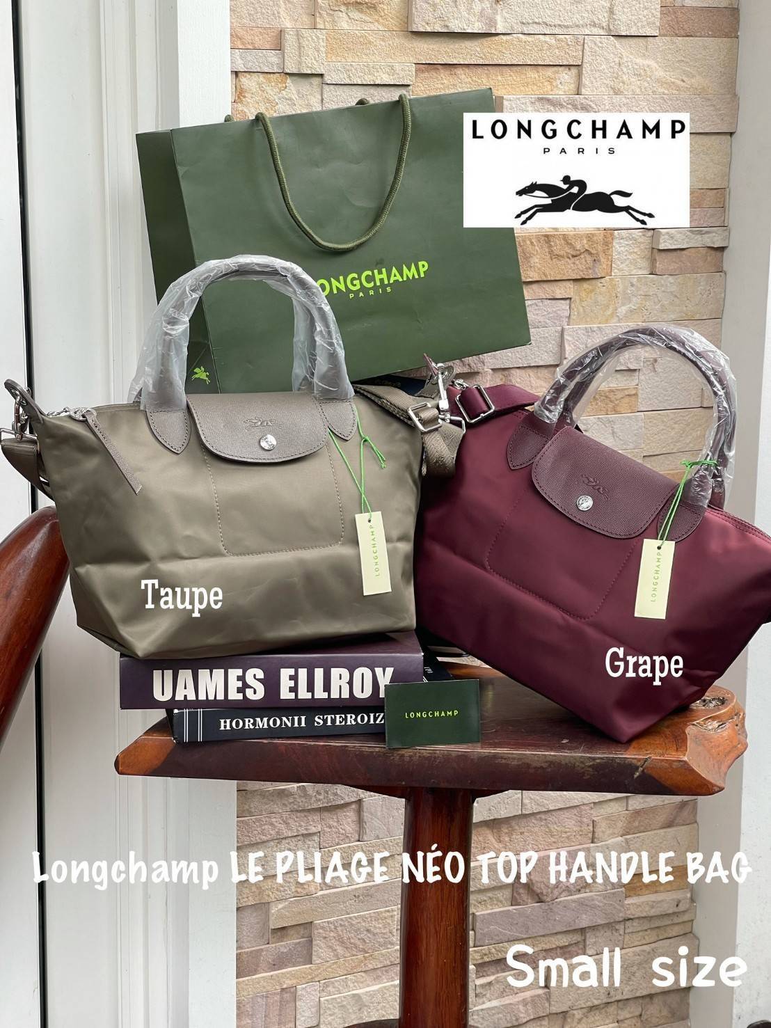 Longchamp LE PLIAGE NÉO TOP HANDLE BAG อีกหนึ่งรุ่นยอดนิยม ที่สาวๆ ต้องมีไว้เก็บไว้สักใบ กระเป๋าโท้ทใบนี้ มาพร้อมกับสีที่มีสไตล์เรียบง่าย มีสายสะพายยาวปรับสั้นยาวได้ช่วยให้คุณสามารถสะพายไหล่ได้อย่างสบาย ในตัวสายปักโลโก้อันเป็นสัญลักษณ์ ในขณะที่ที่ปิดแบบซิ