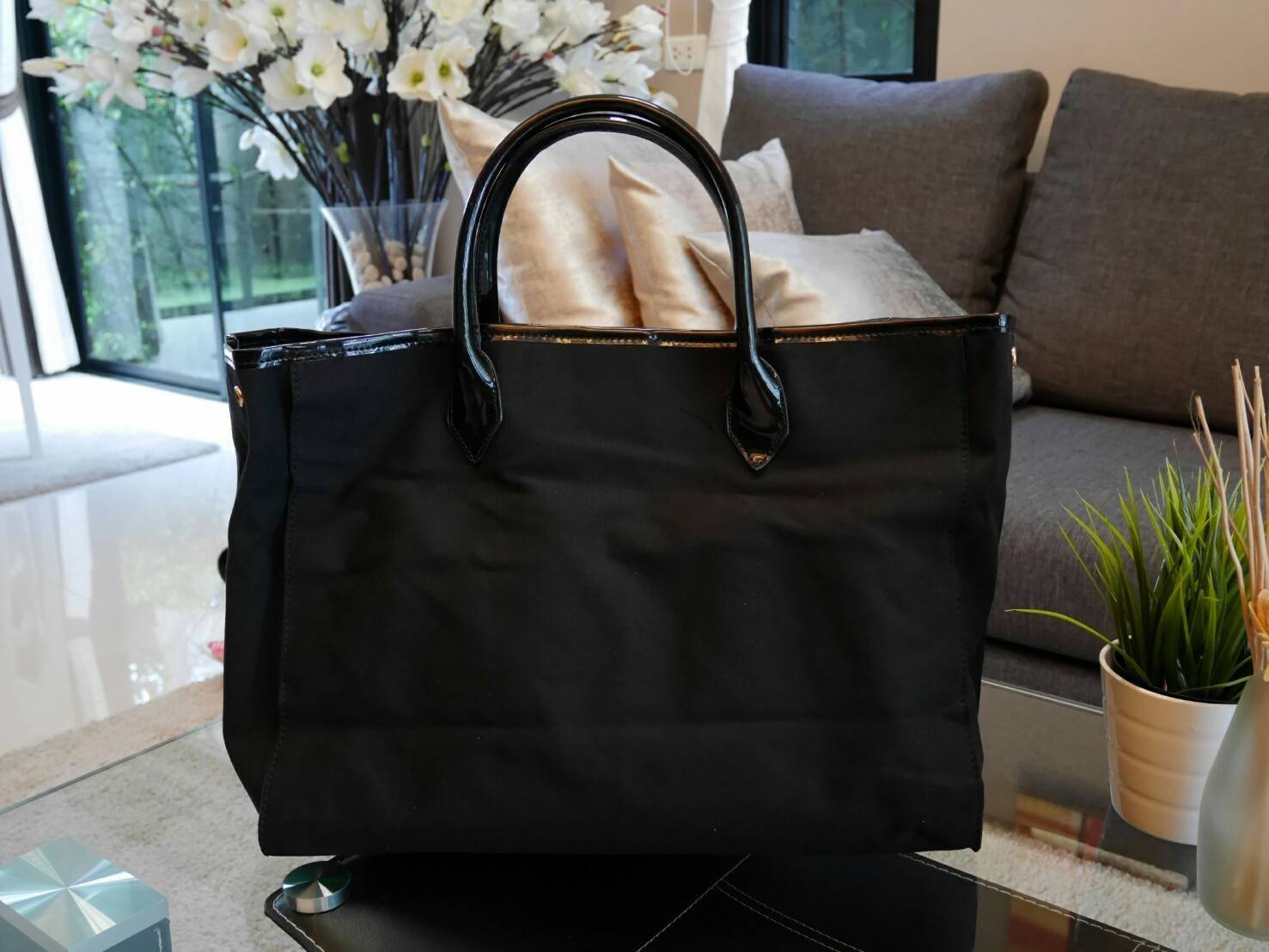 Victoria's Secret Canvas tote bag New Arrival กระเป๋าถือหรือสะพายทรง tote size L ใบใหญ่จุใจ วัสดุ Canvas หนา ด้านหน้าประดับโซ่ทอง สลับหนัง พร้อมสกรีนแบรนด์ Victoria's Secret และ ประดับหมุดด้านข้างเท่ๆห์เพิ่มดีเทล ปรับใช้ได้สองทรงค้า ภายในกว้างมี