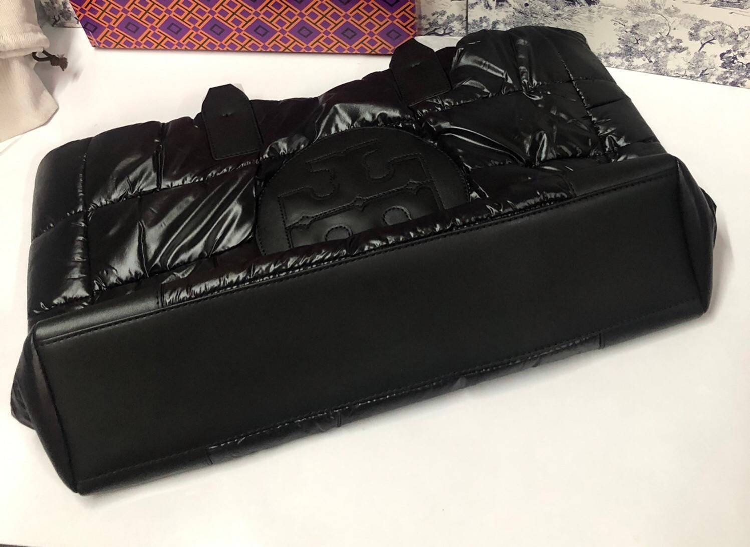 พร้อมส่งที่ไทย TORY BURCH Ella Puffer Tote Bag 40cm กระเป๋าโท้ทใบใหญ่ ภายในโล่งกว้าง จุของได้เยอะ ภาพสินค้าถ่ายจากงานขายจริง ใช้งานต่างประเทศได้