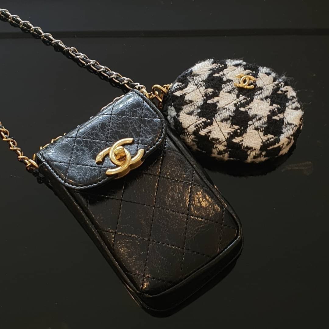 รุ่นขายดี!! CHANEL VIP WOC BAG / Chanel Phone Bag ขนาดกำลังดี วัสดุหนังเรียบพิมพ์ลายยับ เปิดปิดด้วยตัวล้อคปั้มแบรนด์ อะไหล่ทอง ลายวินเทจ