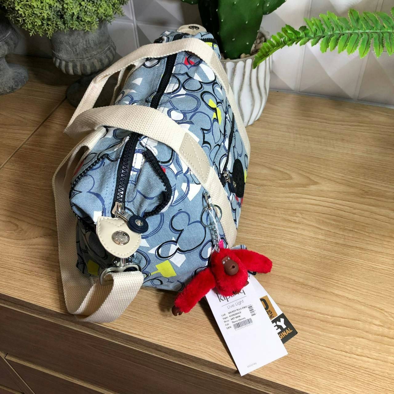 Kipling D ART MINI Collection Mickey กระเป๋าถืออเนกประสงค์ Art Mini จาก KIPLING ขนาดเล็กมีน้ำหนักเบา และช่องกระเป๋ากว้าง สะดวกในทุกการพกพาไปพร้อมคุณ มีมุมด้านข้างสามารถปรับได้ให้เข้ากับการใช้งานของคุณ โดยการรูดซิปลงเพื่อให้เป็นกระเป็นกระเป๋าสะพายดีไซน์เก๋