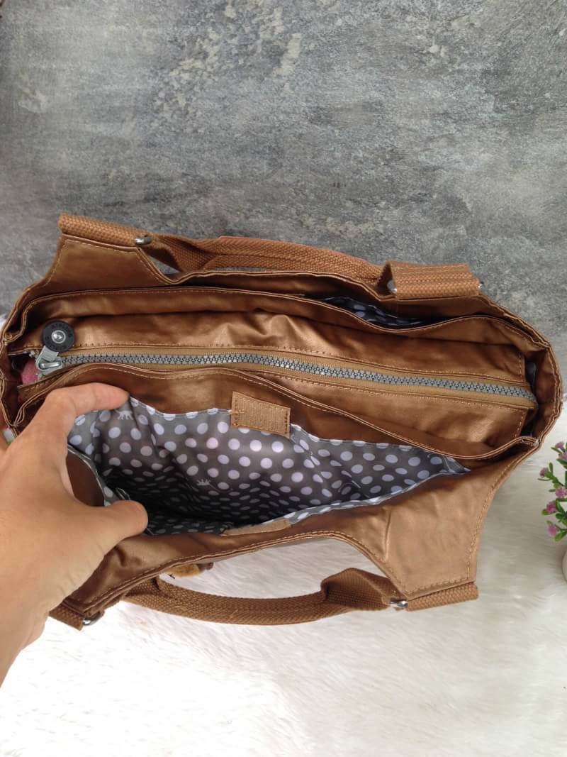 Kipling รุ่น Cicele กระเป๋าสะพายไหล่ใบใหญ่ สวยน่ารัก ตัวกระเป๋าด้านในเป็นช่องโล่งแบบปิดเปิดด้วยซิป มีช่องซิปด้านใน ด้านข้างกระเป๋า มี 2 ช่อง ปิดเปิด ด้วยเทป พร้อมที่ใส่โทรศัพท์ ปากกา และ MP 3 ในส่วนด้านใน และ ด้านข้างกระเป๋า ซ้าย-ขวา เป็นช่องขนาดเล็กสำหรั