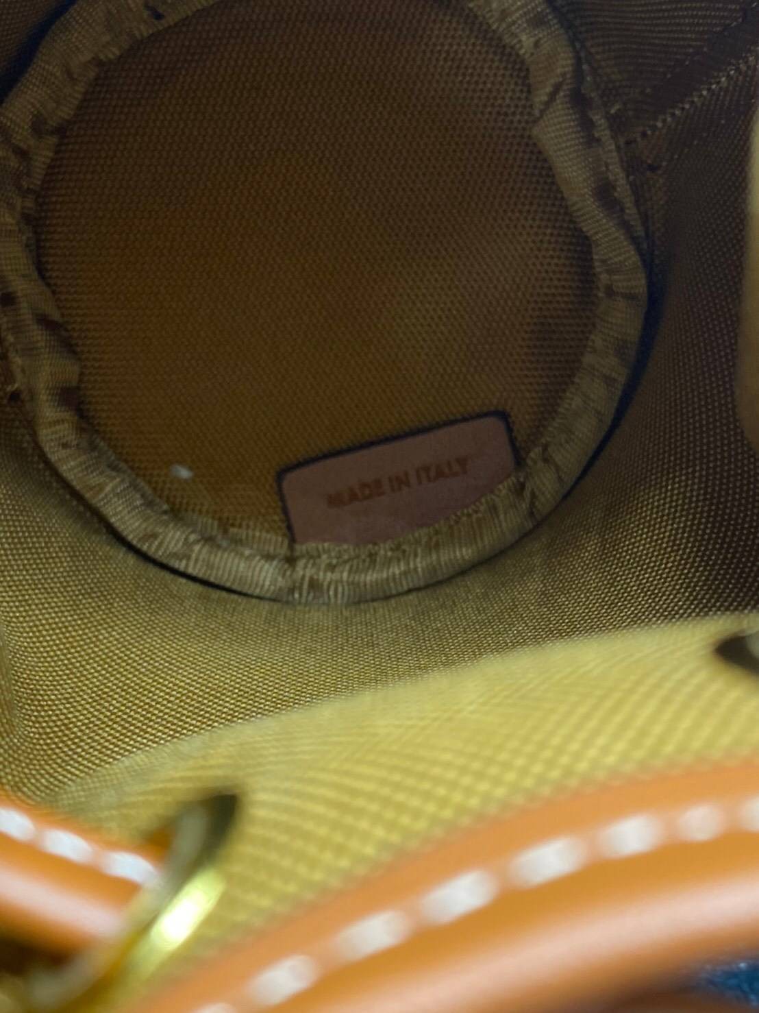 VIP 】หนังแท้ CELINE MINI DRAWSTRING BAG IN TRIOMPHE CANVAS AND CALFSKIN กระเป๋าทรงบัคเก็ตขนาดมินิน่ารัก ในรุ่นนี้ได้รับคำชื่นชมจากแฟชั่นกูรูทั้งหลาย เนื่องจากมีรูปทรงที่สุดแสนจะเรียบง่าย มีช่องใส่ของที่กว้าง ตัวกระเป๋าเป็นแบบหูรูด ช่วยให้เปิด-ปิดง่าย สะดว