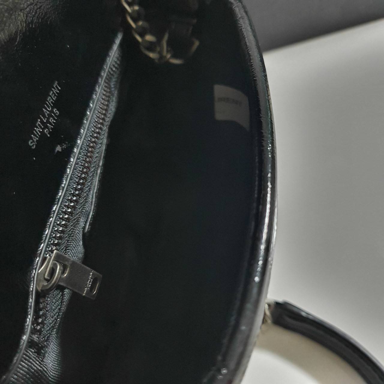 VIP 】YVES SAINT LAURENT YSL BAG VIP GIFT WITH PURCHASE (GWP) พรีเมี่ยมกิ้ฟ Limited Edition จาก YSL DUTY FREE COUNTER วัสดุหนังPu สีดำเงา ทรงสี่เหลี่ยมหนังสวยหรูอยู่ทรงเปิดปิดด้วยฝาปิดโลโก้แบรนด์อะไหล่เงินรมดำ ภายในโล่งมีช่องหลัก และช่องซิปสามารถใส่มือถือข