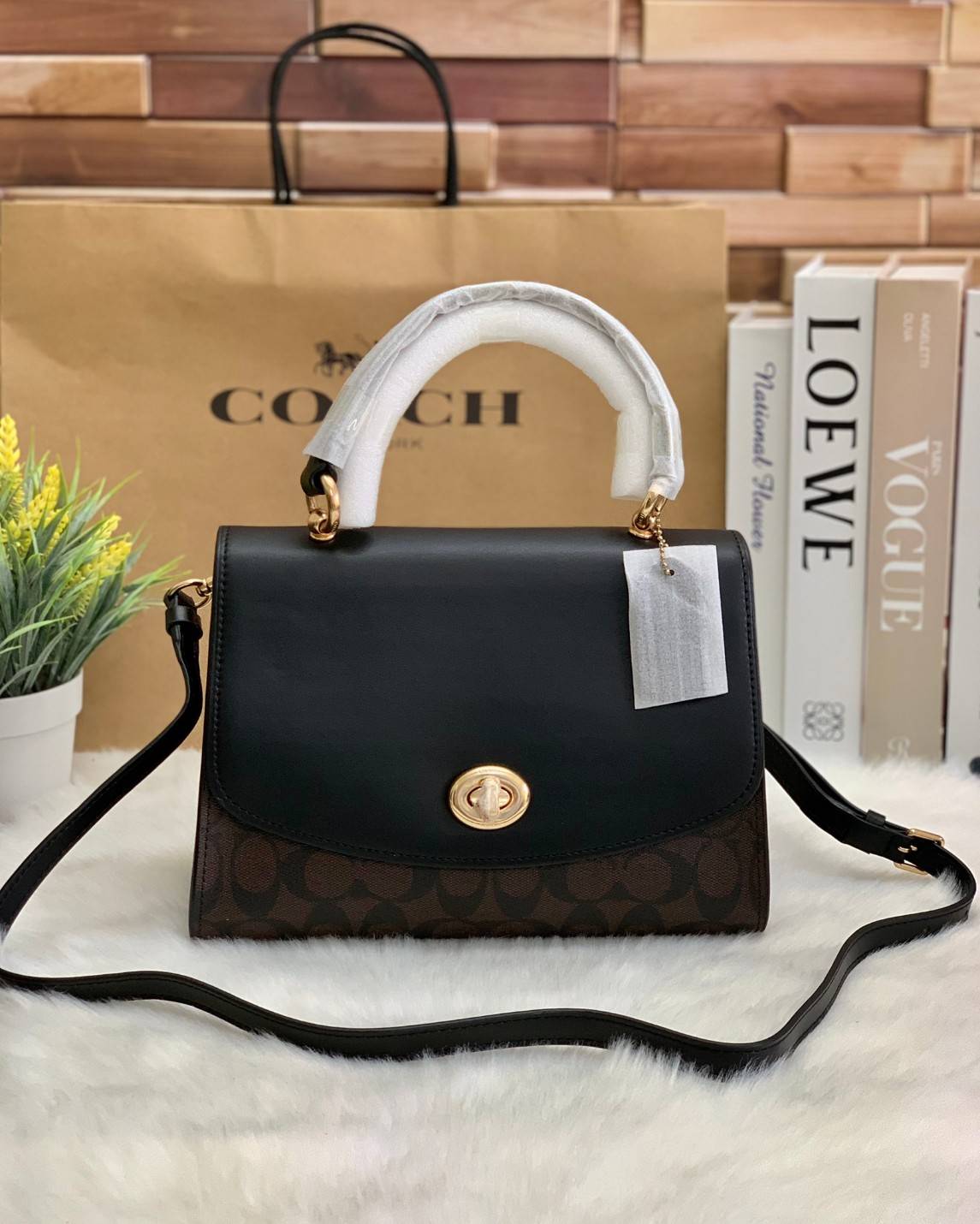สวย หรู ดูดี รุ่นนี้กัยเลยค่า!! COACH TILLY TOP HANDLE SATCHEL IN SIGNATURE ((76620)) พร้อมส่งความสวย ห้ามพลาดค่ะ! กระเป๋าหิ้ว//คล้องมือ//สะพายข้างได้ ทรงสวย หนังแท้เรียบ+ลายCได้สวยงามค่ะ เปิดปิดกระเป๋าแบบหมุนล็อค ภายในมีช่องหลักใส่ของ2ช่อง สามารถใส่กระเป