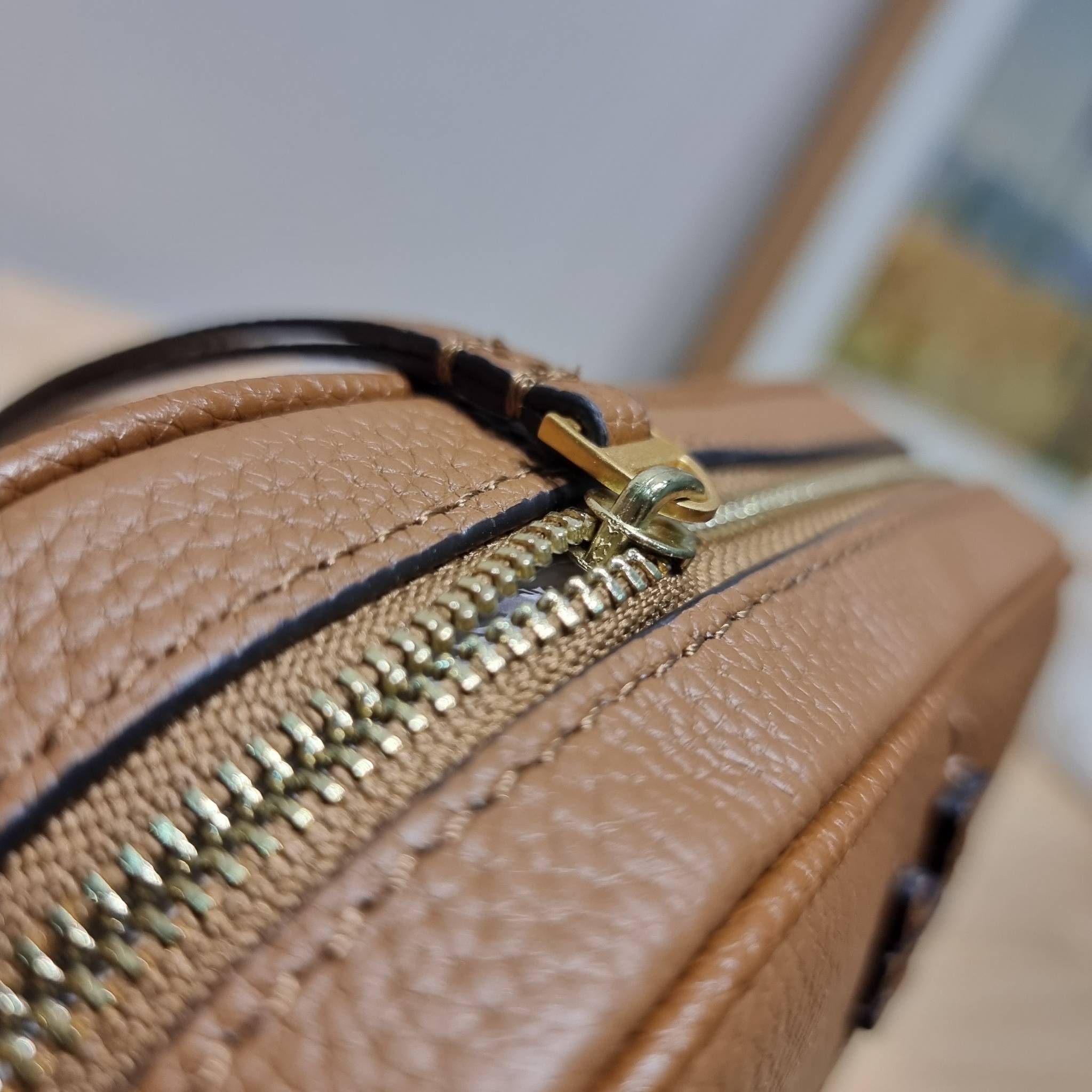 TORY BURCH MCGRAW CAMERA BAG ใหม่จากคอลเลคชั่นสุดคลาสสิค กับกระเป๋าสะพายข้าง ทรงกล่องไซส์กะทัดรัด น้ำหนักเบา ใช้งานง่ายด้วยซิปรูดเปิดปิด แมทช์ได้กับทุกสไตล์การแต่งตัว