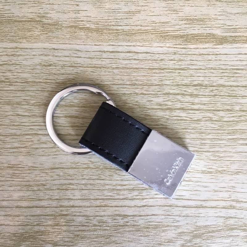 Calvin Klein leather credit card fold with metal clip key fob set กระเป๋าสตางค์ใบสั้น และ ที่ใส่บัตรย่อย และพวงกุญแจ set สุดคุ้มมอบให้เป็นของขวัญหรือใช้เองก็แนะนำค่ะ set นี้มาเท่าไรก็หมดคะ รีบจับจองนะคะ มาพร้อมถุงกระดาษแบรนด์ด้วยนะคะ