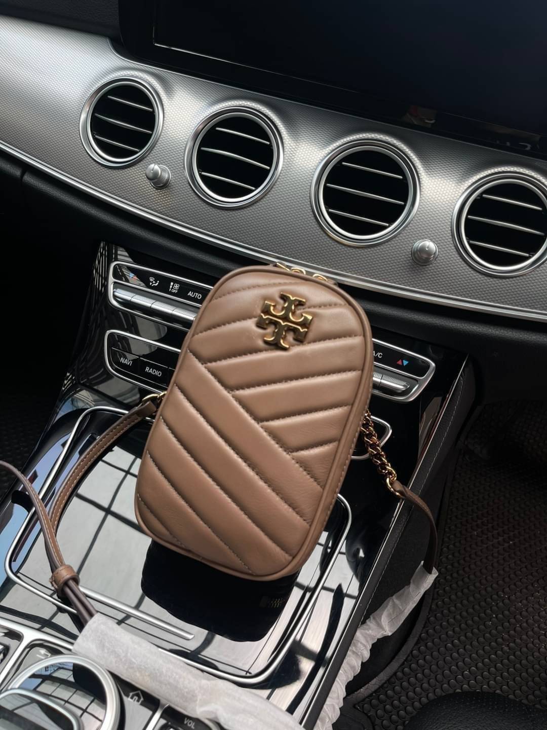 OUTTLET 】Tory burch kira chevron n/s crossbody bag กระเป๋าสำหรับใส่มือถือหรือของจุกจิกต่างๆ ได้กลายมาเป็นแฟชั่นสุดร้อนแรงแห่งปี คอลเลคชั่นนี้ออกมาเพื่อเอาใจสาวๆโดยเฉพาะ สีสันสุภาพเพื่อให้แมทช์กับสีสันของเสื้อผ้า ได้ง่าย ภายในยังสามารถแบ่งสันปันส่วนไว้สำหร