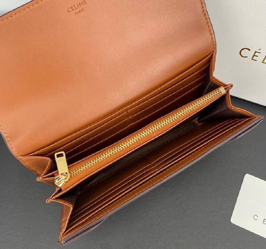 CELINE LONG WALLET BAG VIP GIFT WITH PURCHASE-GWP กระเป๋าพรีเมี่ยมกิ๊ฟ Limited จาก CELINE HAUTE PARFUME DUTYFREE COUNTER วัสดุ Triomphe Canvas หนังสวยอยู่ทรงปั้มโลโก้ด้านหน้าเปิดปิดฝาปิดกระดุม