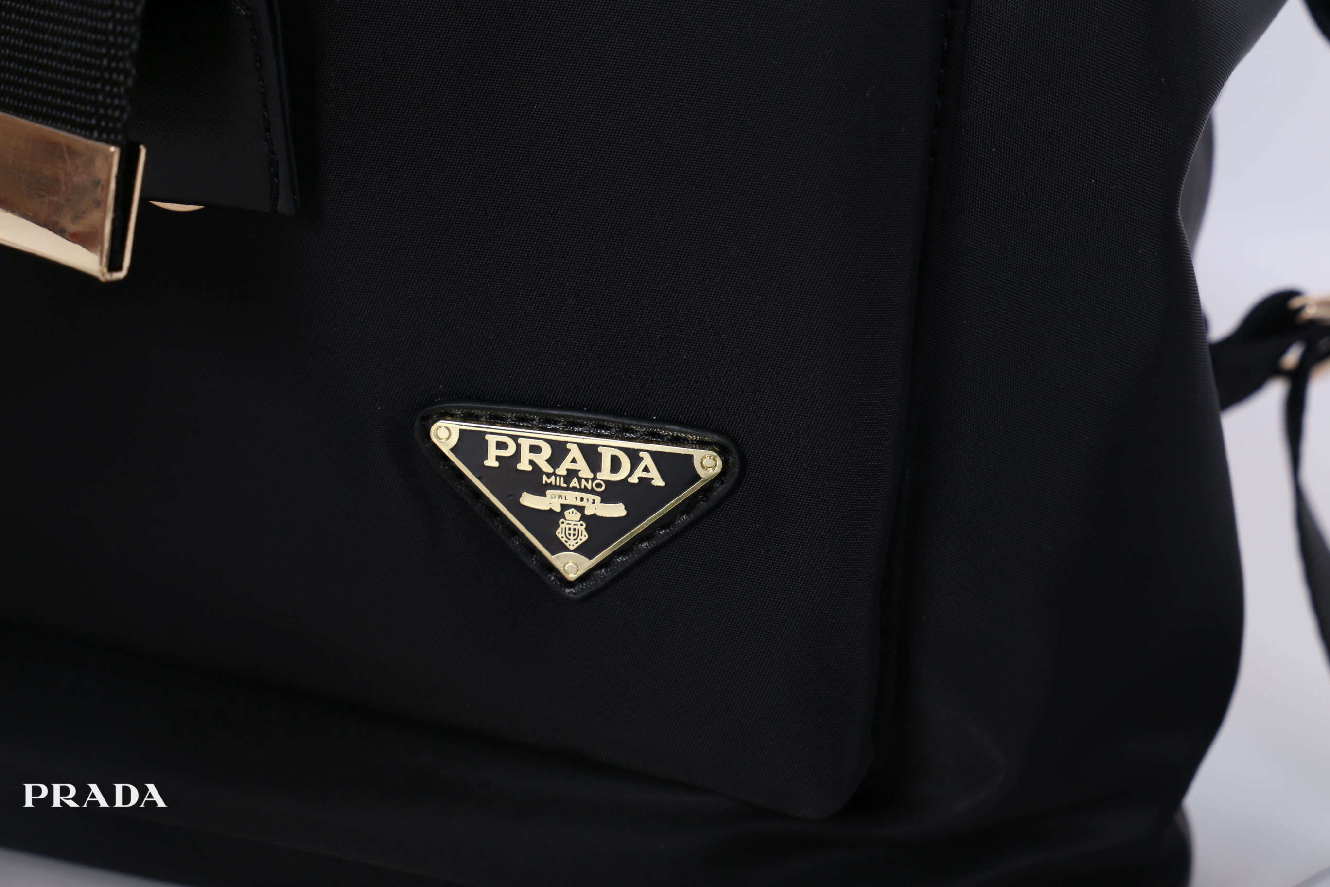 Prada Nylon Drawstring Backpack Bag สินค้า Premium gift จากเค้าเตอร์แบรนดืต่างประเทศ แท้ 100% กระเป๋าสะพายเป้ รุ่น Limited Edition VIP GIFT ทำจากวัสดุผ้า Nylon เนื้อหนา คุณภาพดี ทรงสวย ดีไซน์เกร๋ สไตล์ Prada ด้านหน้ามีช่องกว้างใส่ของจุกจิก อะไหล่ทอง สวยหร