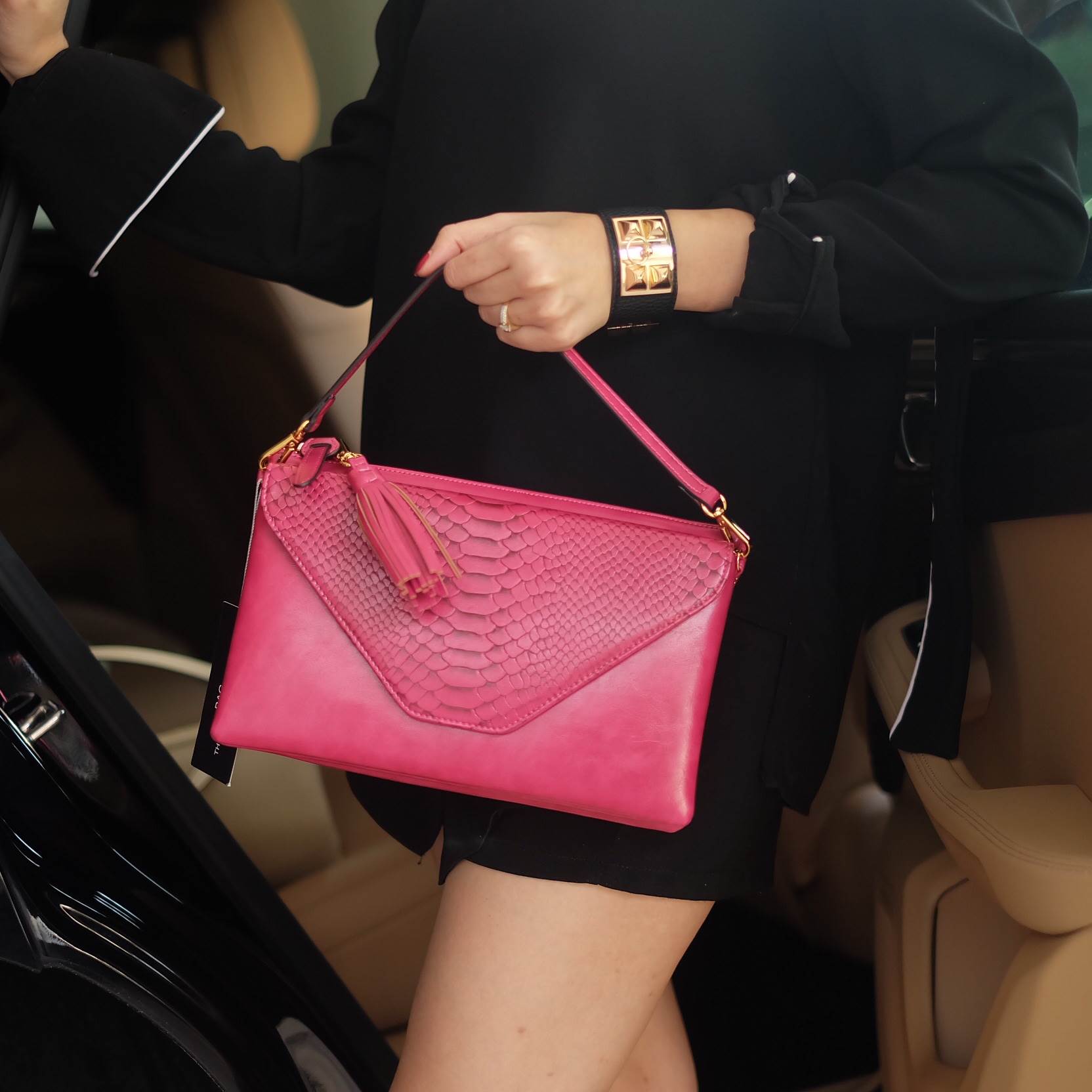 มาตามคำเรียกร้องคะสำหรับ size นี้ รอบนี้ ได้ ของ KEEP BRAND มาคะ รับรองความสวย 😍กระเป๋า KEEP Doratry shoulder &clutch bag ตัวกระเป๋าผลิตจากหนังแกะเทียม ตัดกับ ลายงู ลายหนังชัดเจน สวย อะไหล่ทองเพิ่มความหรูให้กับกระเป๋าสุดๆคะ 🌵จุดเด่นคือ สาม