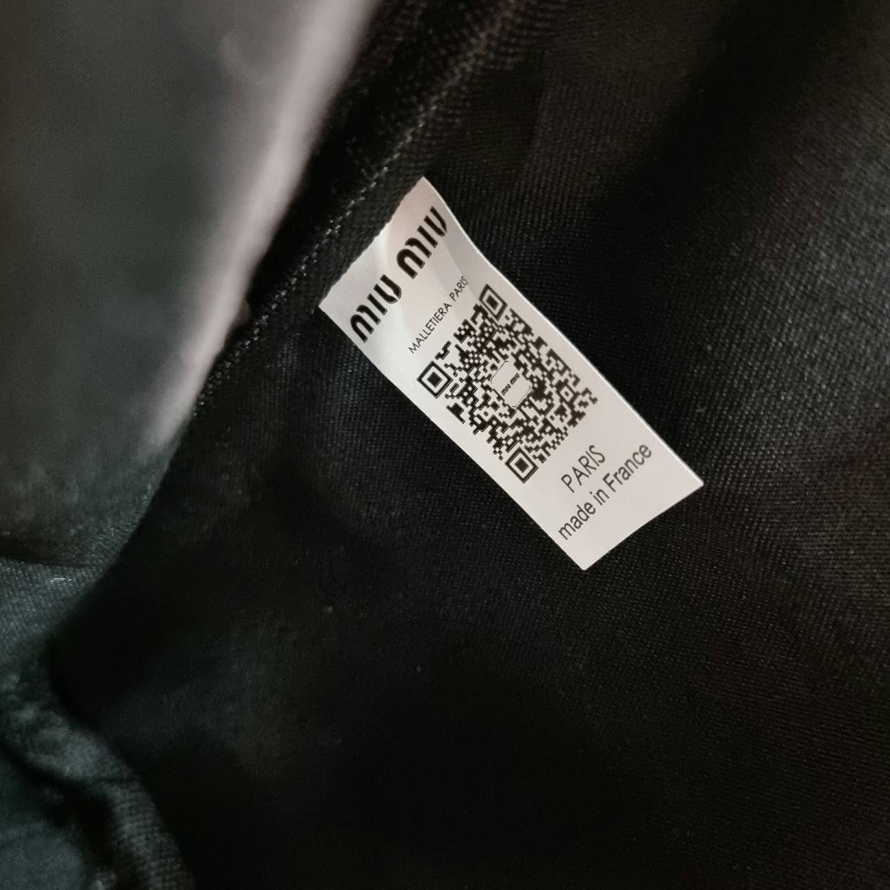 MIU MIU LEATHER BEAU BAG กระเป๋าถือรุ่นสุดจึ้ง ที่ไม่มีตอนนี้คือพลาด ดีไซน์เรียบแต่มากมีอยู่จริง สวยดูแพง หูจับในตัวง่ายและสะดวกพกพา เพียงแค่คล้องไหล่ ขนาดใหญ่จุของได้แบบสบายๆ