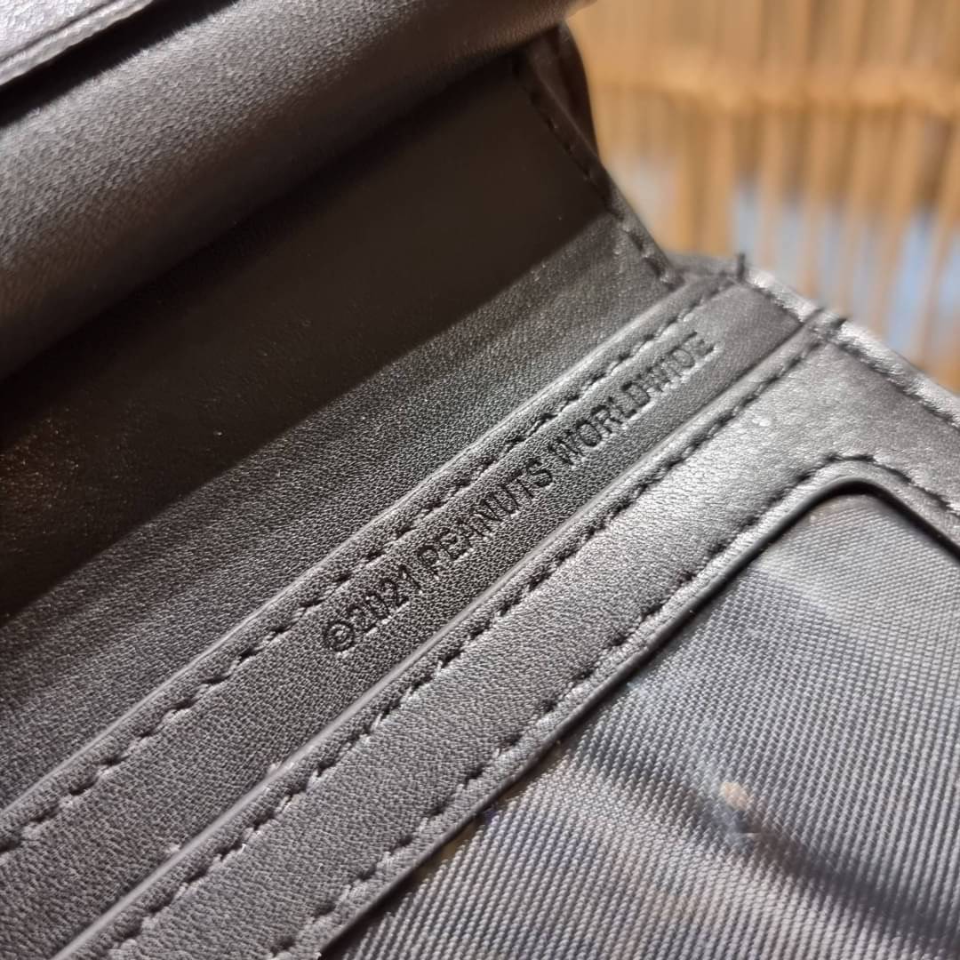 C4591 C4592 COACH COACH x PEANUTS SNAP WALLET IN SIGNATURE CANVAS WITH SNOOPY PRINT / WITH WOODSTOCK PRINT กระเป๋าสตางค์ใบเล็ก ขนาดกำลังเหมาะ ดีไซน์น่ารักอีกแล้วจ้า ♥️ มันน่ารักน่าใช้มาก โดดเด่นด้วยลายคอลเลคชั่นยอดฮิต วัสดุหนังแคนวาสเคลือบลาย เปิด-