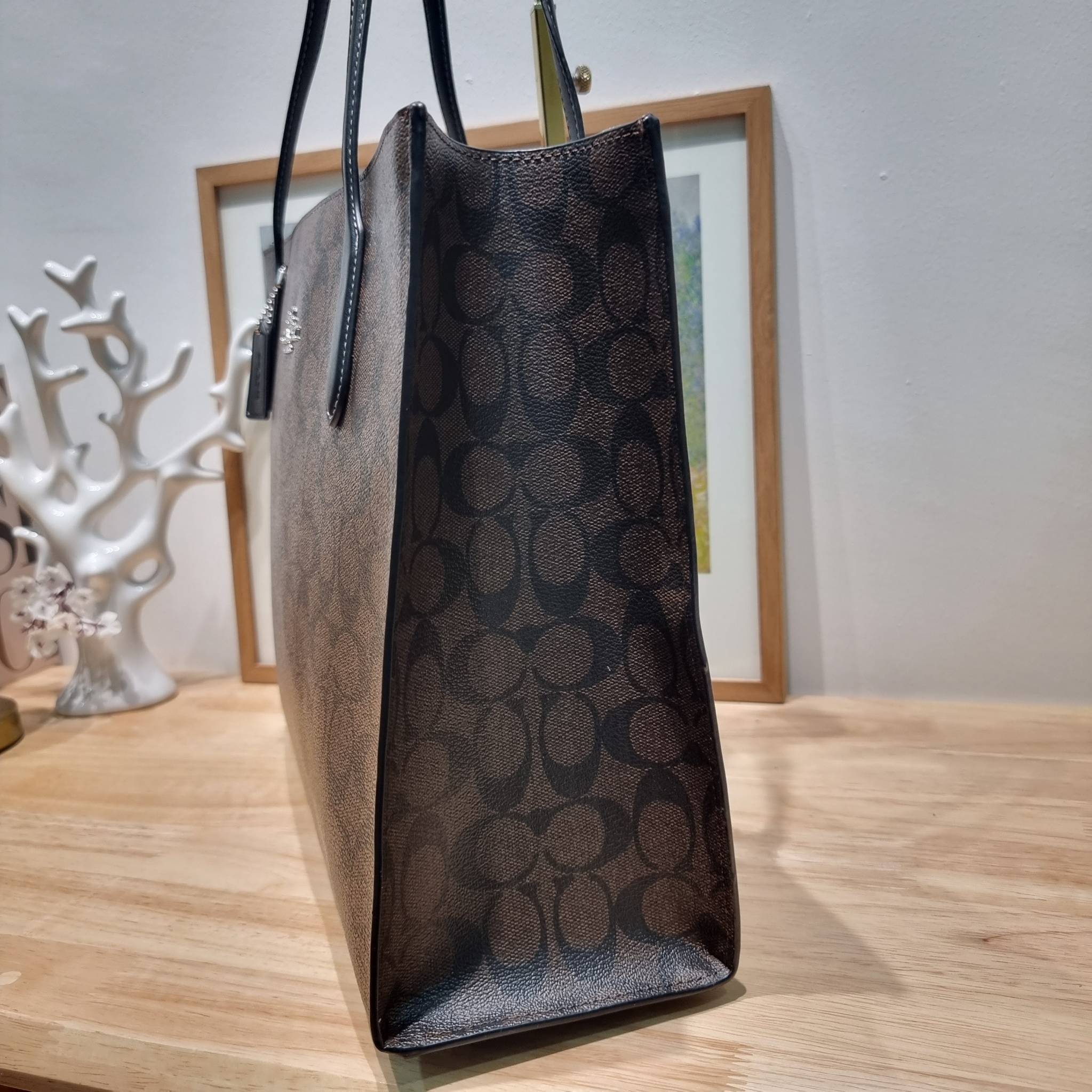 COACH NINA TOTE IN SIGNATURE CANVAS CL399 พร้อมส่ง 2 สี กระเป๋าโท้ทสะพายไหล่ ใบใหญ่ คอลเลคชั่นใหม่ ตอบโจทย์คนที่ชอบใส่ของเยอะๆได้อย่างดี ดีไซน์รูปทรงคลาสสิค เรียบหรู